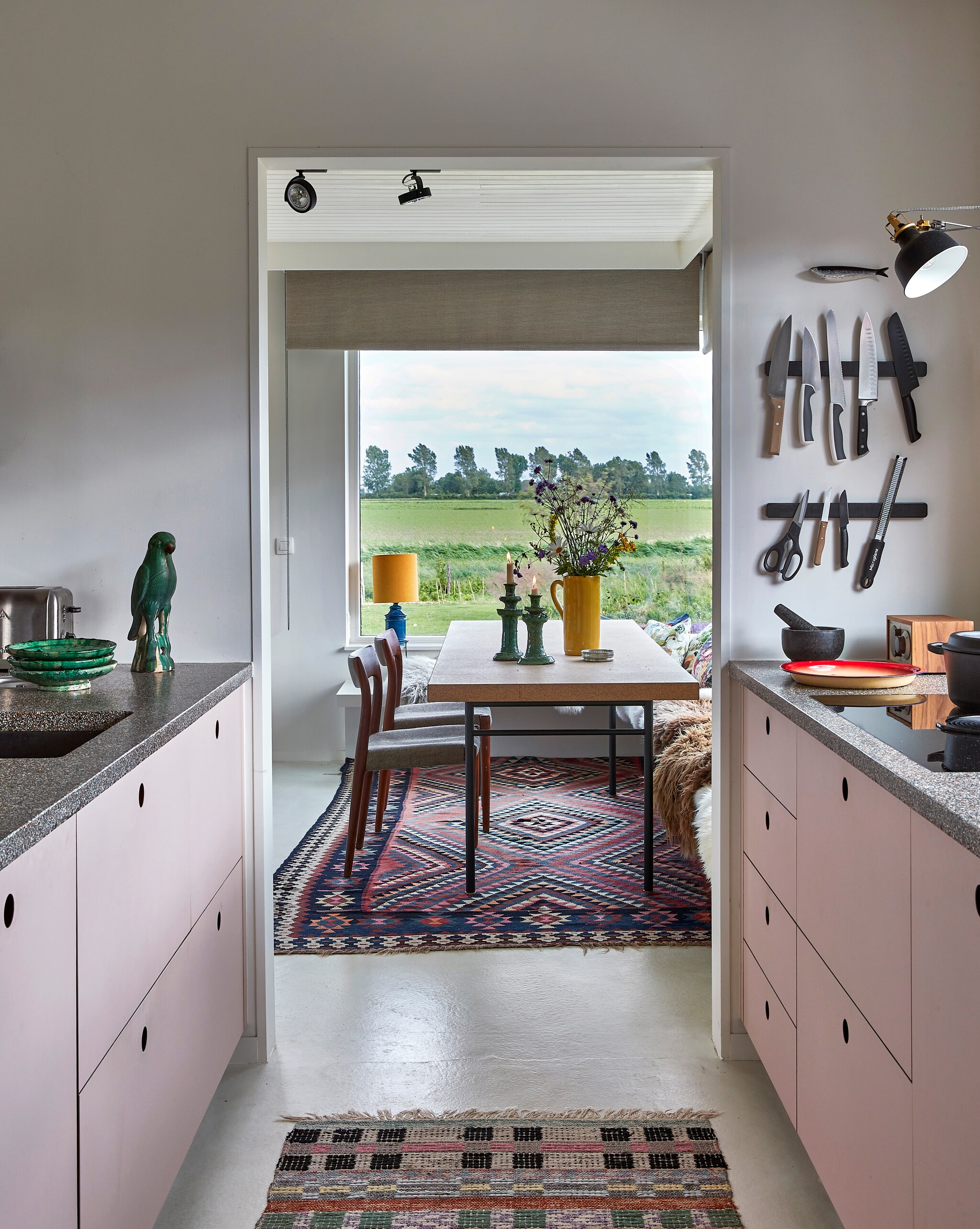 Keuken op maat gemaakt. Roze vloerkleed uit Istanboel, Zweeds voddenkleed vintage. Vogel van de rommelmarkt. vtwonen special binnenkijken 12-2022 | productie Living Inside | fotografie Jan Verlinde