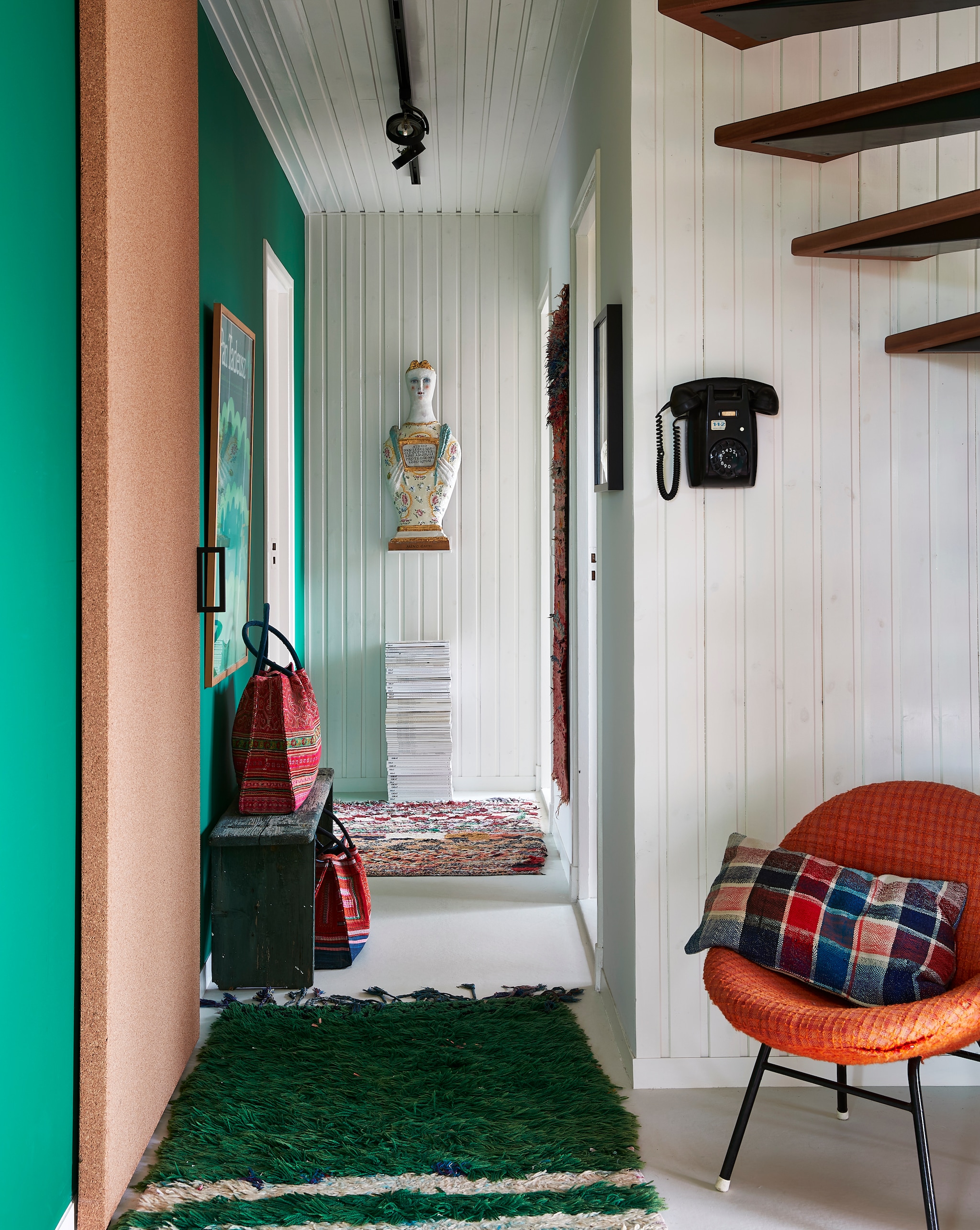 Kurkdeuren op maat gemaakt. Beeld aan de wand Mino Gatti. Vloerkleed uit Marokko. Rode stoel van de vorige bewoners. Overig onbekend vtwonen special binnenkijken 12-2022 | productie Living Inside | fotografie Jan Verlinde