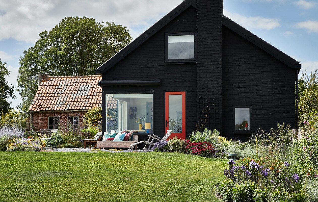 Buitenbank en kussens zelfgemaakt. Stoel familiestuk. vtwonen special binnenkijken 2022 | productie Living Inside | fotografie Jan Verlinde