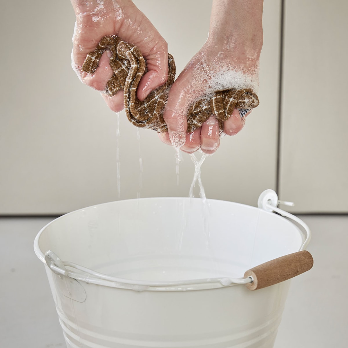 Emmer – zink – offwhite – 10 L – € 9,95 (Dille &amp; Kamille), Bio ruit vaatdoek – bruin – € 2,50 (Dille &amp; Kamille) styling Studio Marit Saladini | fotografie Peggy Janssen | stylingassistentie Paolo Roseti