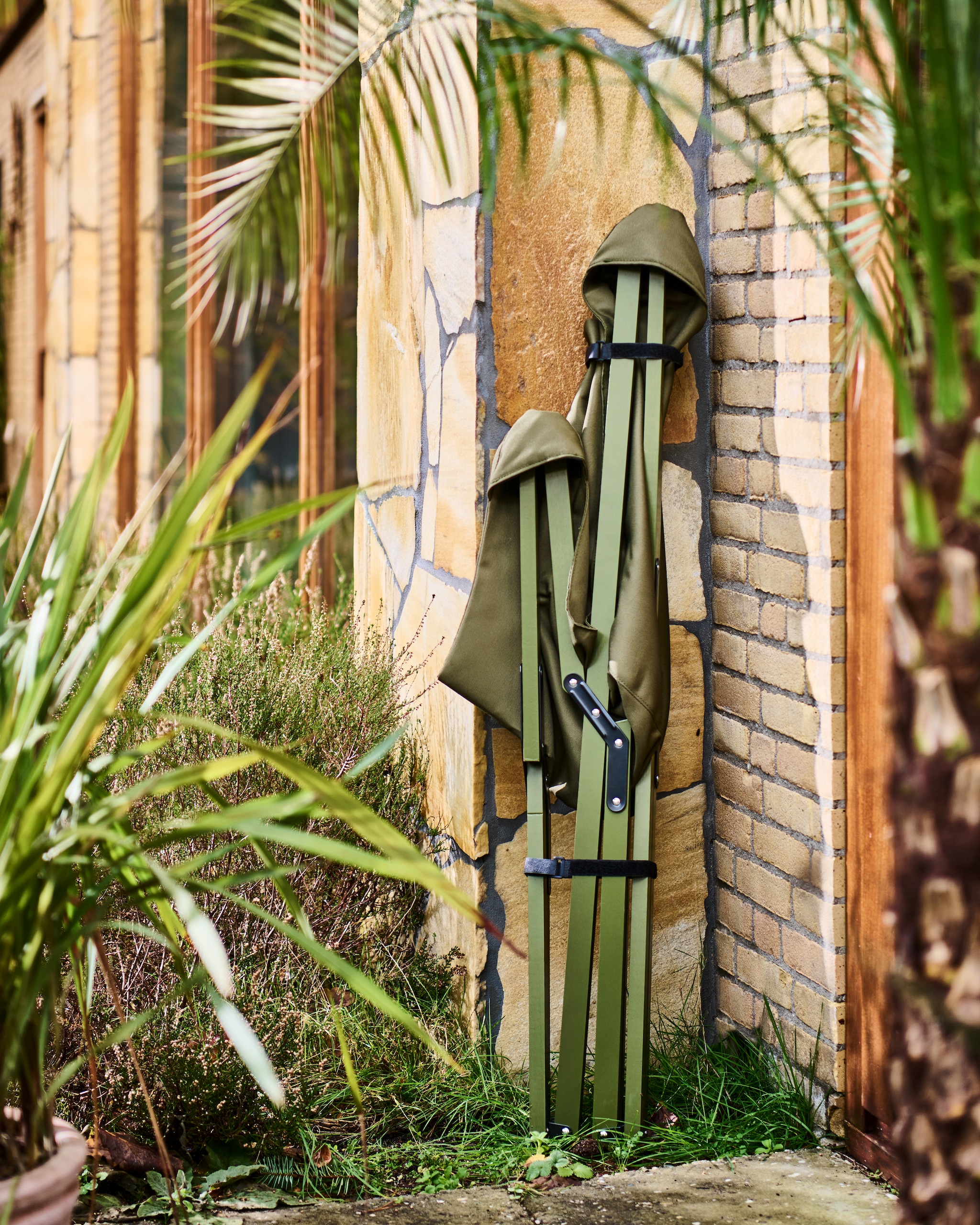 Opvouwbare buitenstoelen Lazy Afternoon in camouflage groen, 77x85x92 cm (bxdxh) € 169,-. vtwonen 04-2023 | productie Tanja Saarberg | styling Marlies Does | fotografie Sjoerd Eickmans