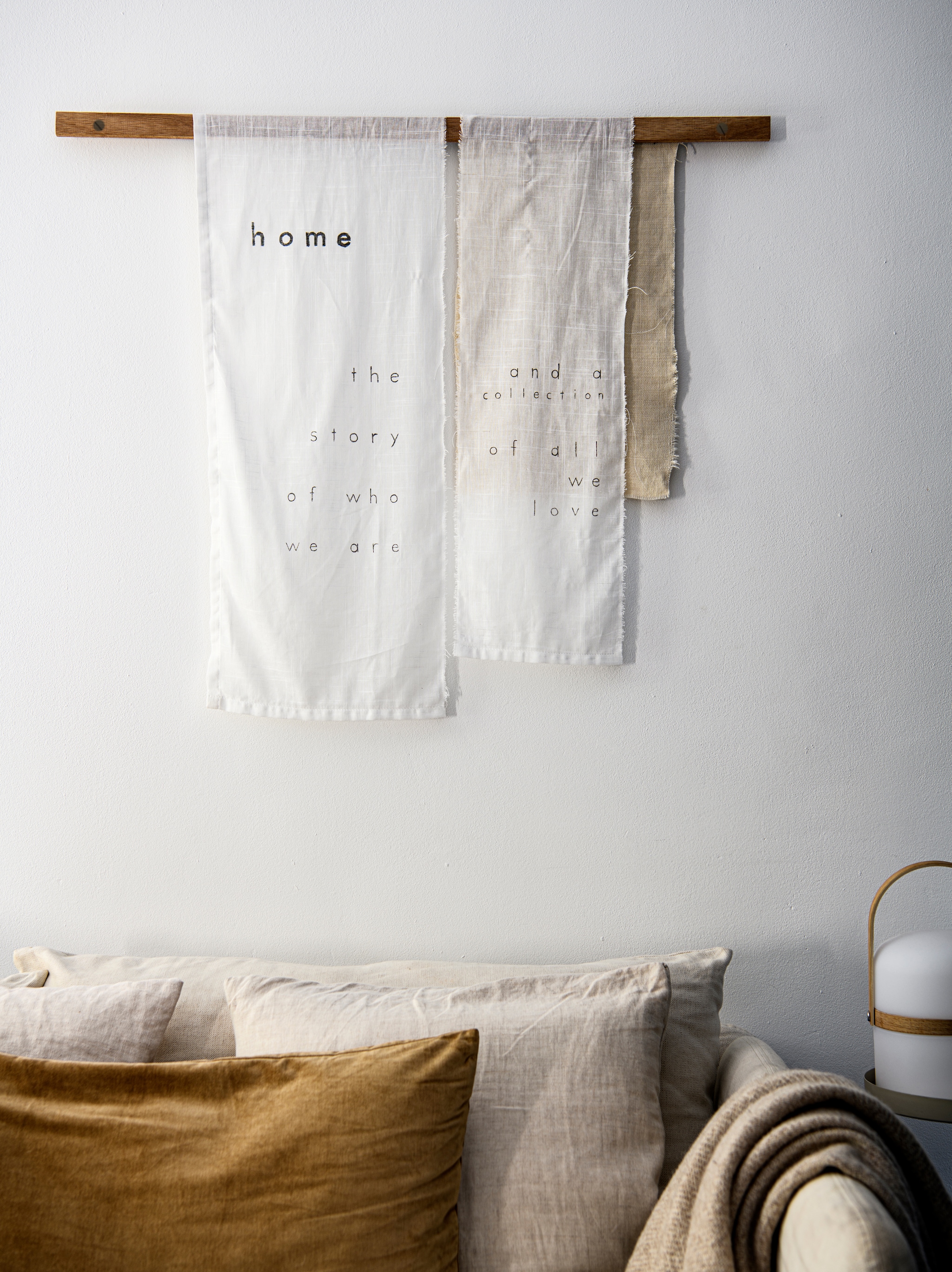 Hoekelement Söderhamn in Gunnared beige € 340,- (ikea). Linnen kussenhoes, 40x40 cm € 19,- (puurlifestyle.nl). Fluwelen kussenhoes, 40x60 cm € 12,99, wollen plaid € 99,- (hm.com). Snoerloze lamp met handvat € 49,99 (zarahome.com). vtwonen 04-2023 | styling Myla Griese | fotografie Louis Lemaire