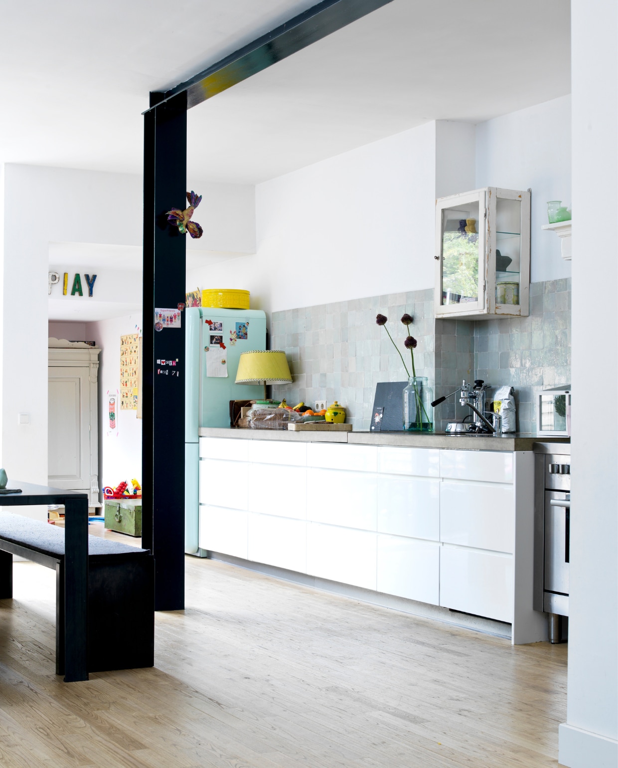 De keuken is van het merk Kvik. Het werkblad is van beton. De wand is bekleed met Marokkaanse zelliges Household Hardware. Vitrinekastje Van Dijk &amp; Ko. Koelkast Smeg, fornuis Scholtès. Koekjespot Pols Potten. Schemerlamp zelf samengesteld. vtwonen 07-2014 | stying Inge van Lieshout | fotografie Louis Lemaire - Inside Homepage
