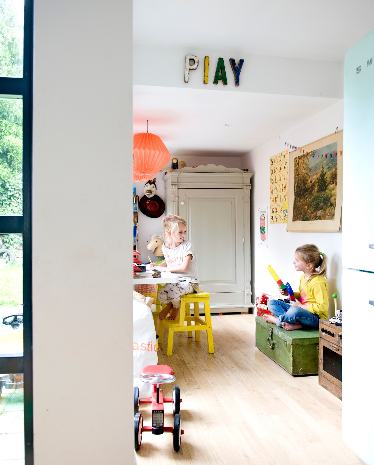 Kast Marktplaats, schoolposter rommelmarkt. Groene kist en oranjerode hanglampen Tica. Krukjes van Ikea, zelf geschilderd. vtwonen 07-2014 | stying Inge van Lieshout | fotografie Louis Lemaire - Inside Homepage