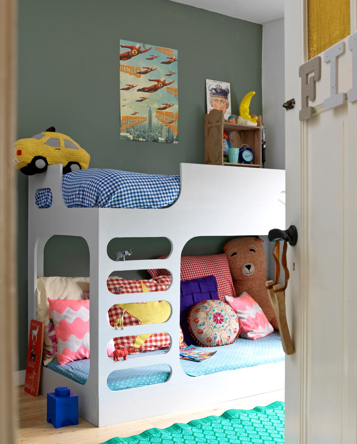 Piet-Hein maakte het bed zelf. Gele taxi Anne-Claire Petit. Vloerkleed Household Hardware. Kussens Blond Amsterdam, Loods 5 en uit Thailand. Beddengoed Cotton Baby. vtwonen 07-2014 | stying Inge van Lieshout | fotografie Louis Lemaire - Inside Homepage