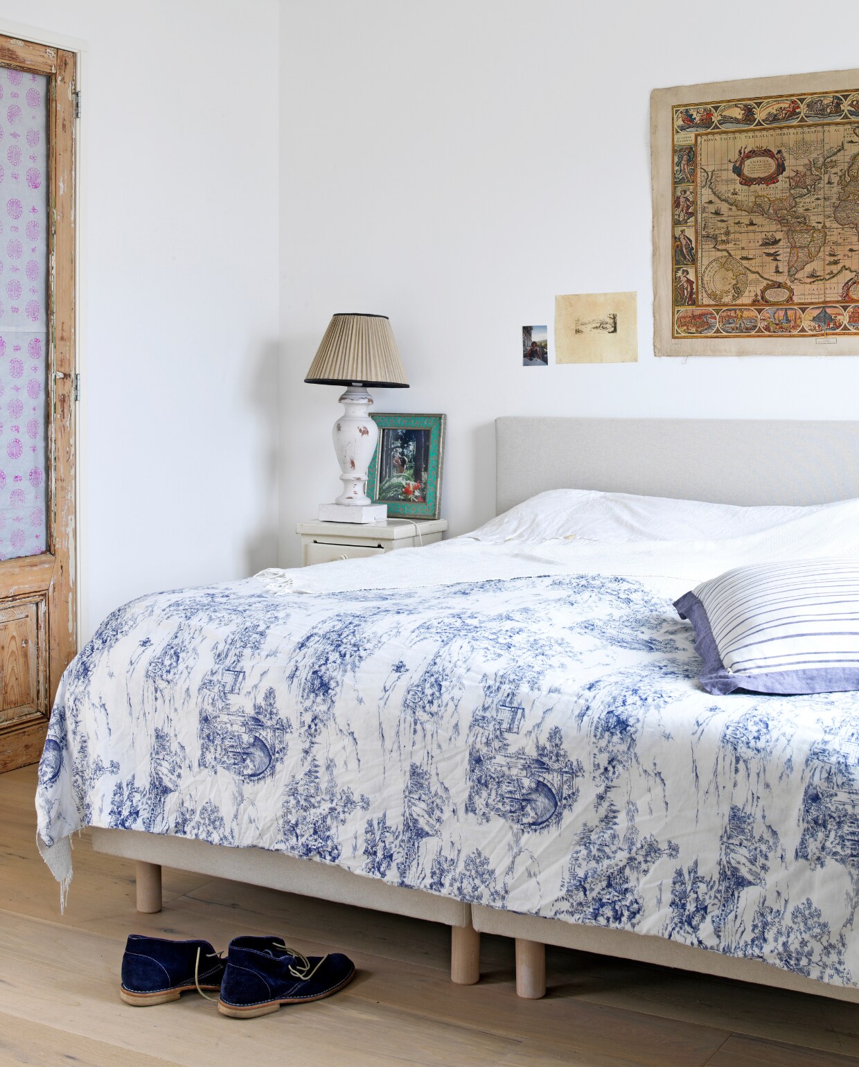 Bed gekocht in Villa Arena, beddengoed van Ikea. Gestreepte kussen Loods 5. Landkaart erfde Josien van haar moeder. Deuren inbouwkast Schijf Restoric. vtwonen 07-2014 | stying Inge van Lieshout | fotografie Louis Lemaire - Inside Homepage