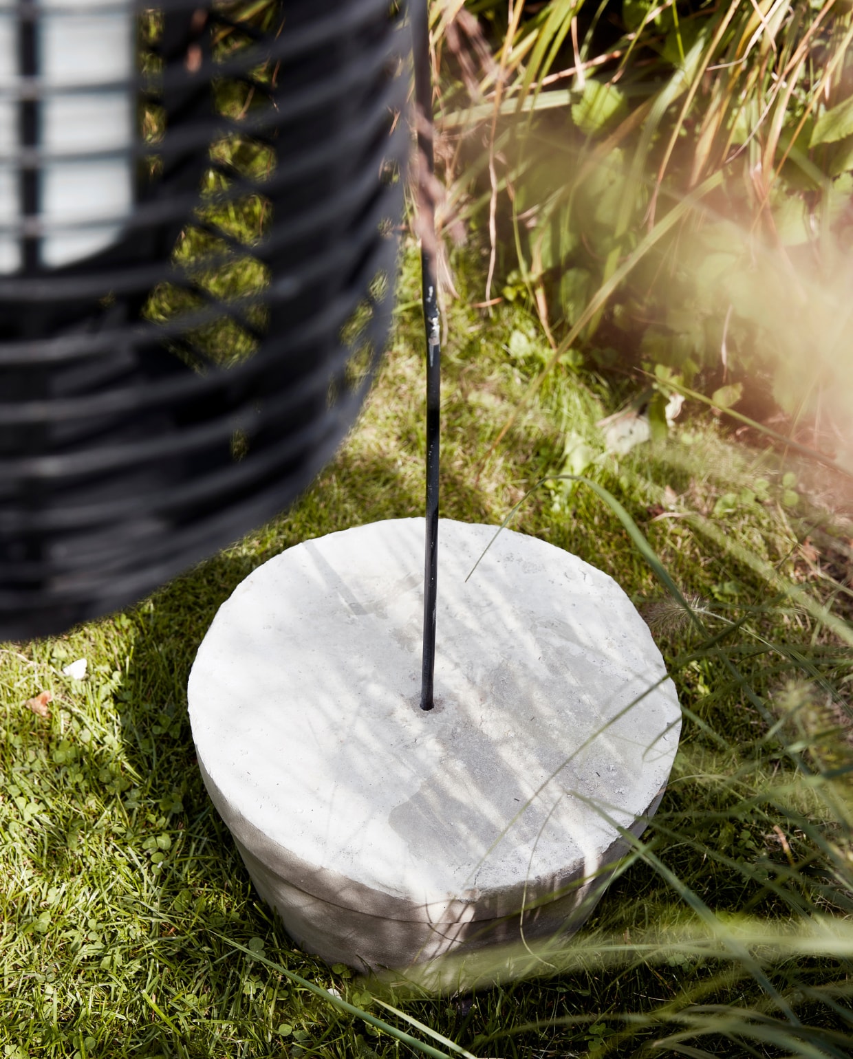 1 Metalen outdoor lamphouder-haak, 15x83 cm (bxh), set per 2 € 24,95 (fruugo.nl). 2 IJzeren herdershaak S van Esschert Design € 16,76 (bol.com). 3 Metalen herdersstaf dubbel € 24,99 (vivara). vtwonen 2023 tuinspecial 7 | productie Corrien Flohil | styling Moniek Visser uitvoering Johan Snoodijk | fotografie peggy janssen