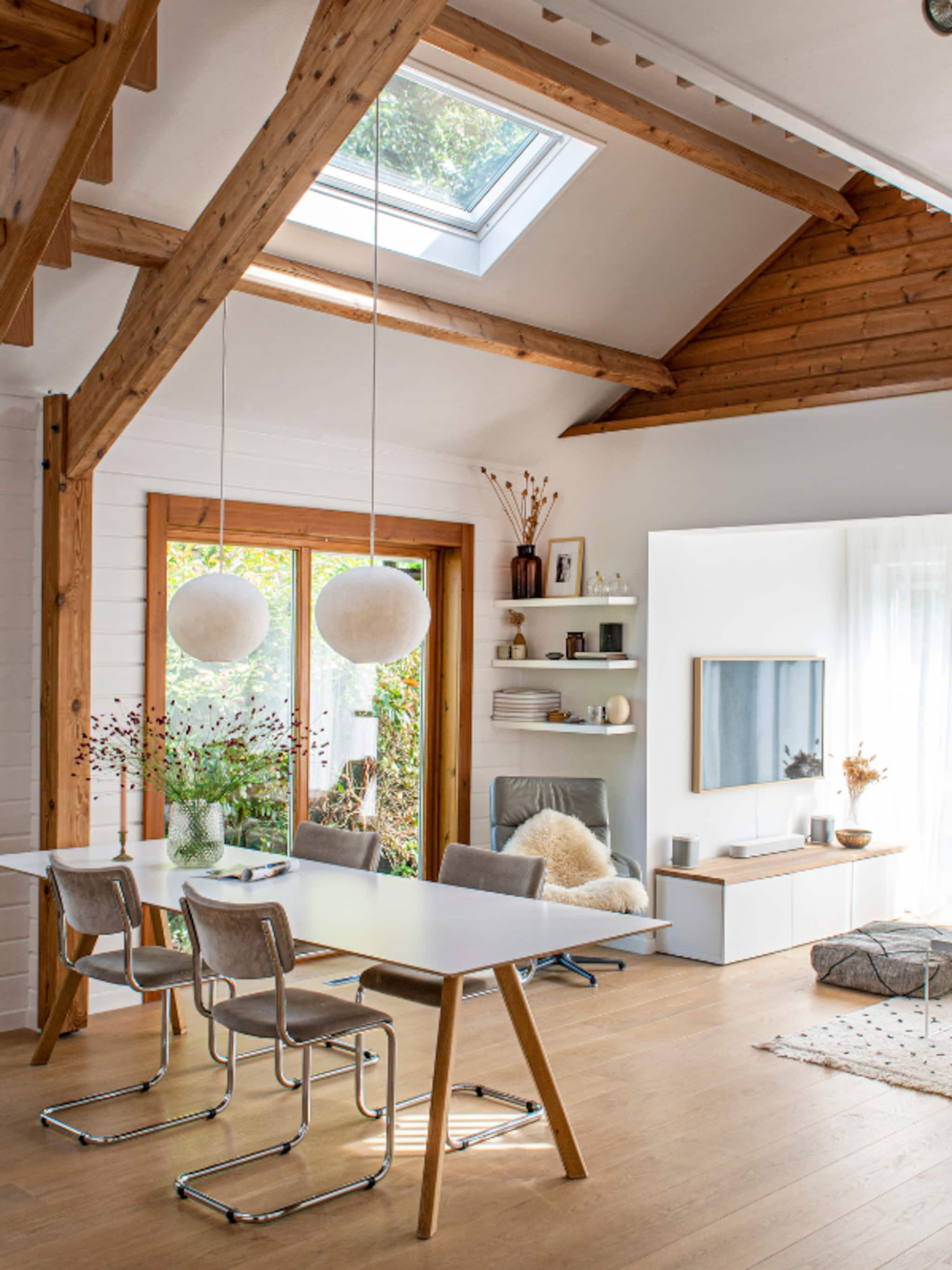 binnenkijken in een scandinavisch ingericht houten huis het is net of we ons eigen bos hebben