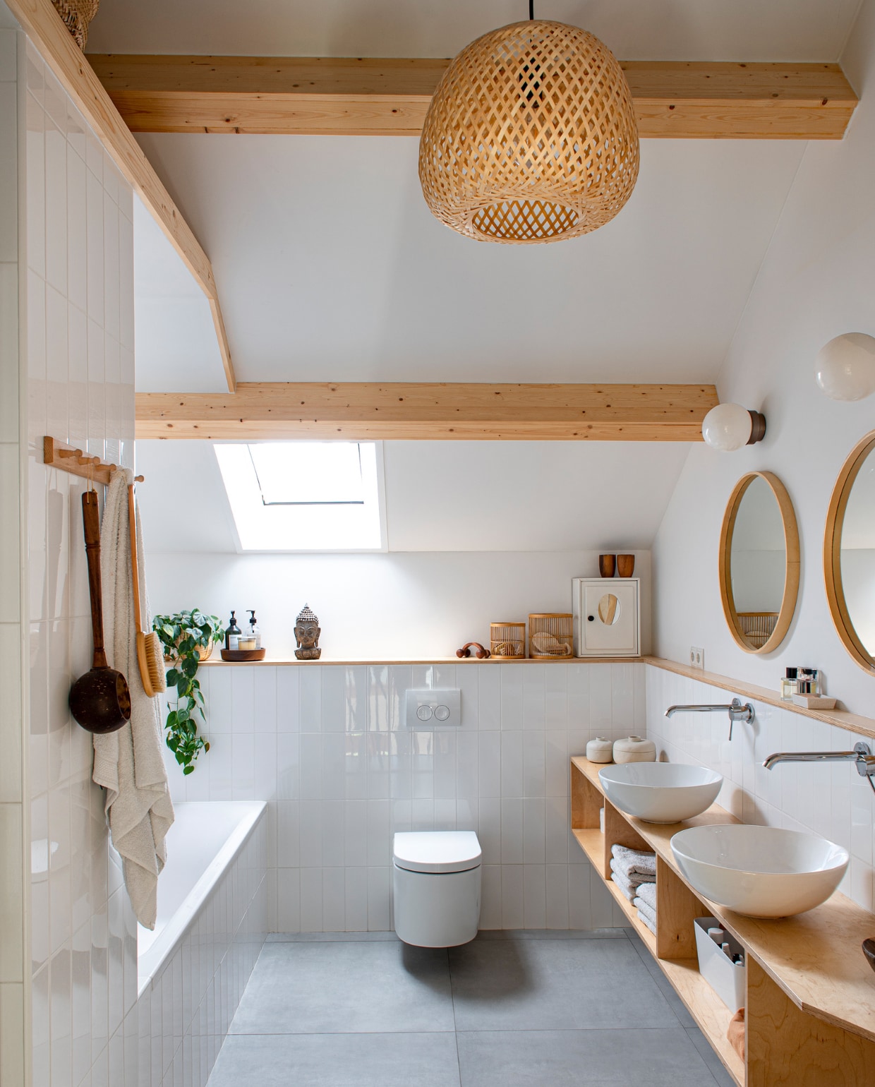 Tegelvloer en -wand Tegels in Huis, bad en waskommen Villeroy &amp; Boch, kranen Grohe, wc Wiesbaden, spiegels Sklum, bollampen Ikea, hanglamp Lamp en licht. Handdoeken Hema. Borstels, ronde rieten manden en kapstok Dille &amp; Kamille. Watergietkom uit Japan, pot met plant H&amp;M Home, schaal onder pompflessen en bekers kringloopwinkel, boeddha uit Nepal, medicijnkast Cin in Wonen, rijstschalen Amaï. vtwonen 04-2023 | productie De Binnenkijkers | styling Jeske Weel | fotografie Caroline Coehorst