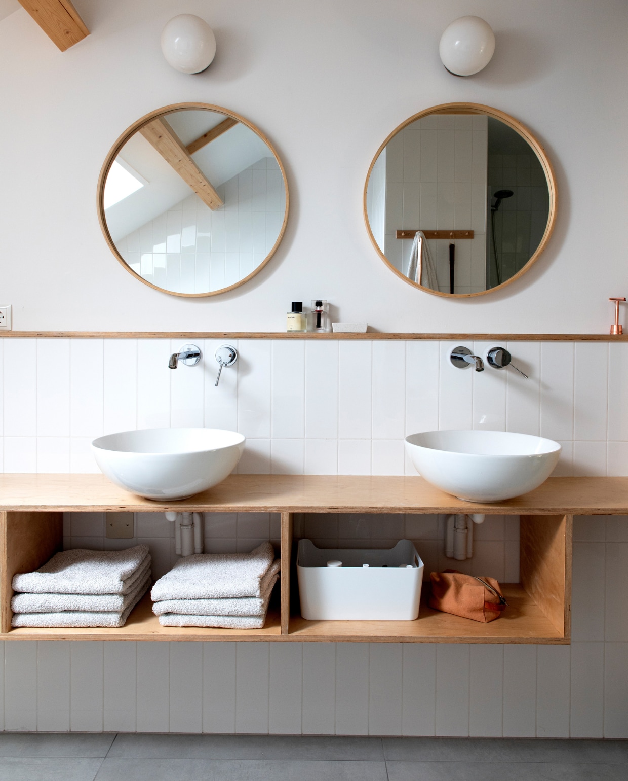 Wastafelmeubel zelfgemaakt, waskommen Villeroy &amp; Boch, kranen Grohe, spiegels Sklum, bollampen Ikea, handdoeken Hema. 2 Bed en vaklijst zelfgemaakt, beddengoed Hema, flesvaas YaYa, lamp Ha vtwonen 04-2023 | productie De Binnenkijkers | styling Jeske Weel | fotografie Caroline Coehorst