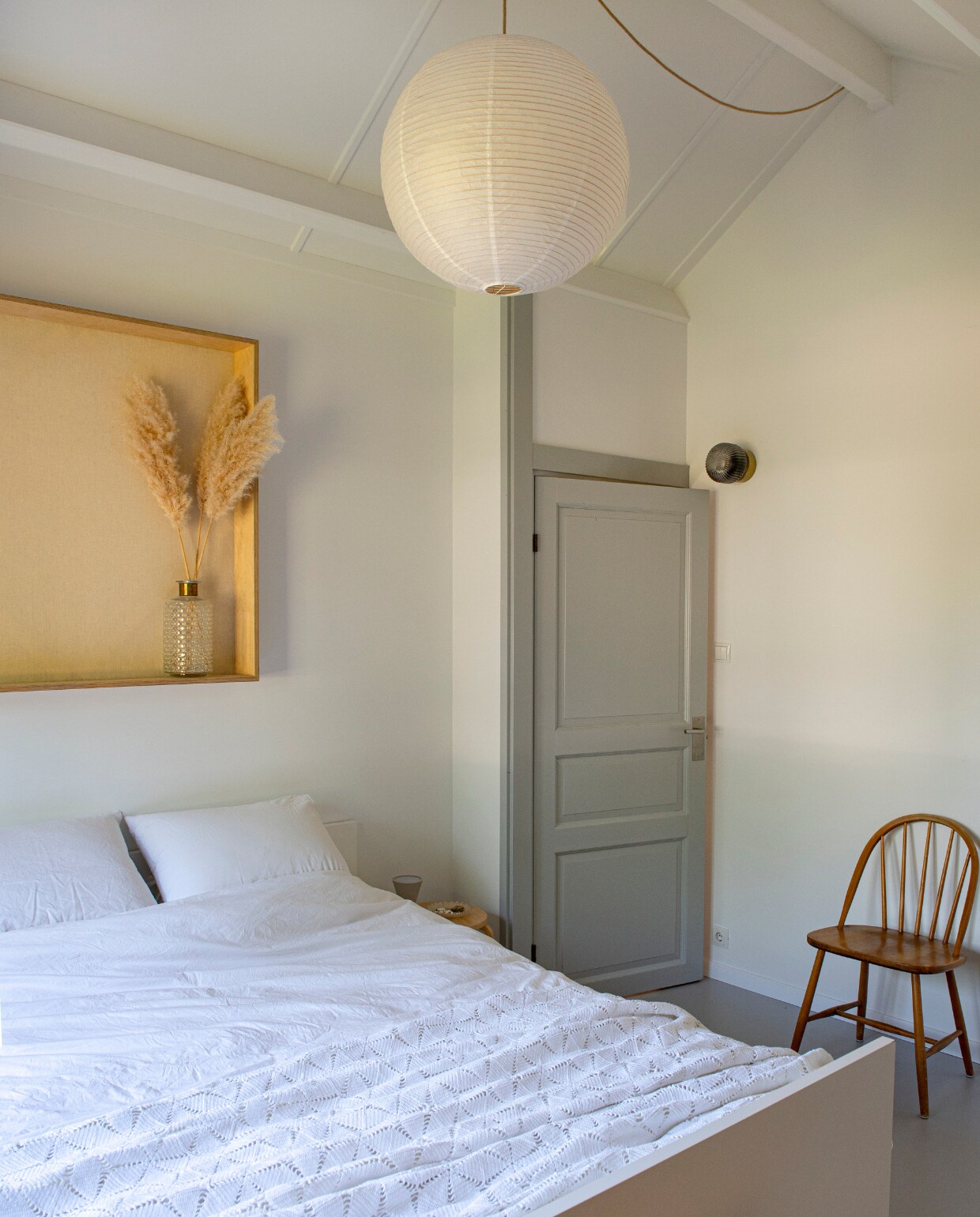 Bed en vaklijst zelfgemaakt, beddengoed Hema, flesvaas YaYa, lamp Hay. vtwonen 04-2023 | productie De Binnenkijkers | styling Jeske Weel | fotografie Caroline Coehorst