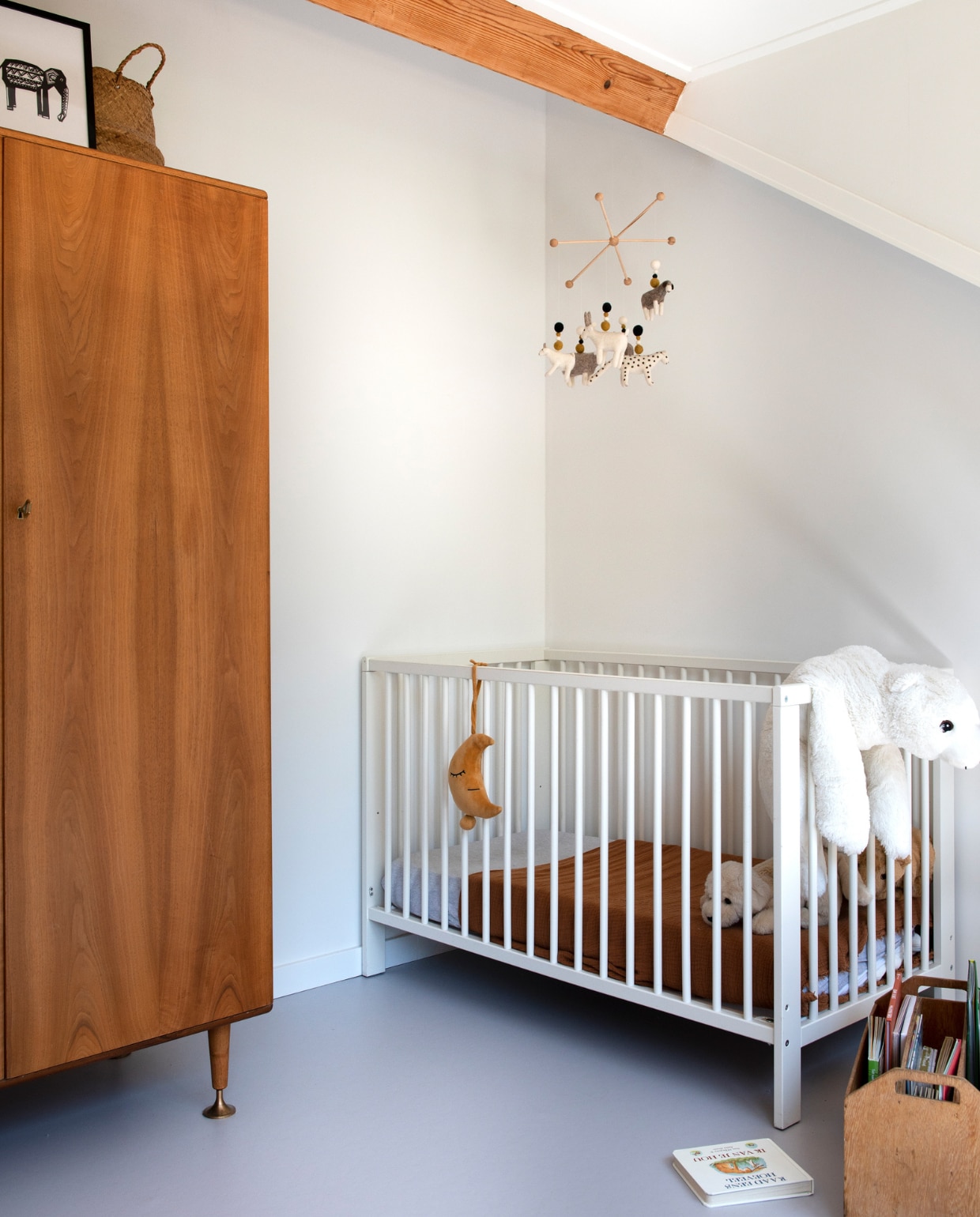 Ledikant Ikea, kast Marktplaats, schilderij olifant uit Zuid-Afrika, mand Ikea, mobile zelfgemaakt, beesten Muji, maan Zeeman, ijsbeer Ikea, bak met kinderboeken Cin in Wonen. vtwonen 04-2023 | productie De Binnenkijkers | styling Jeske Weel | fotografie Caroline Coehorst