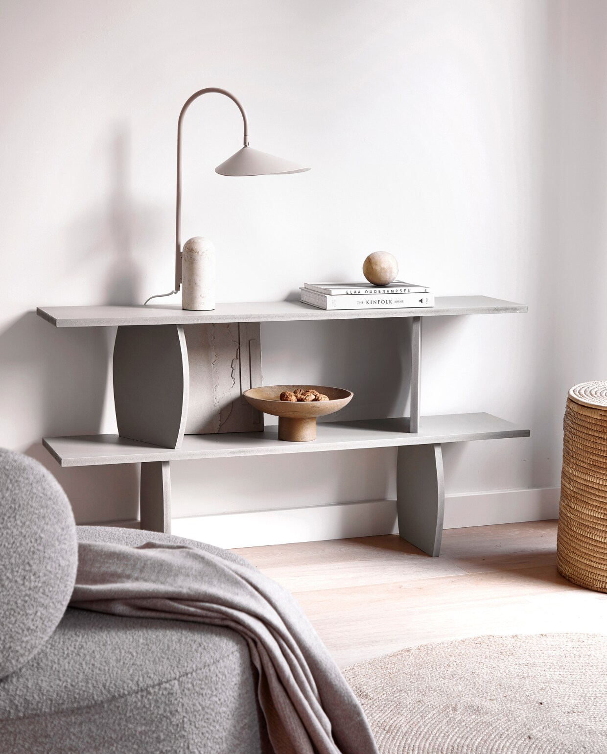 Fauteuil Sinclair in Alpine Natural Fest Amsterdam. Plaid Zara Home. Vloerkleed en tafellamp Ferm Living. Houten etagère H&amp;M Home. Overig privébezit. vtwonen 04-2023 | styling Sanne Ketelaar | fotografie Peggy Janssen