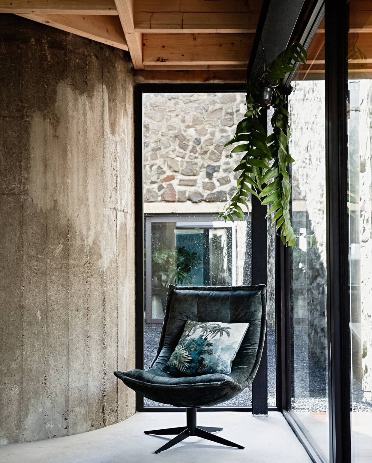 Draaistoel en kussen ByDennis. vtwonen 03-2022 | styling Ilona Jongepier | fotografie Dana van Leeuwen
