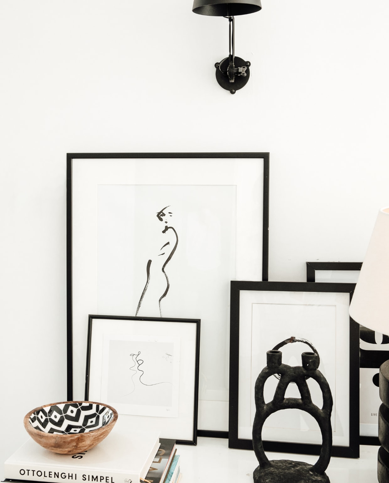 Kandelaar Bloomingville, schaaltje uit Marrakech, wandlamp Bolt van Tonone. Overig onbekend. vtwonen 04-2023 | fotografie Monique Koelman