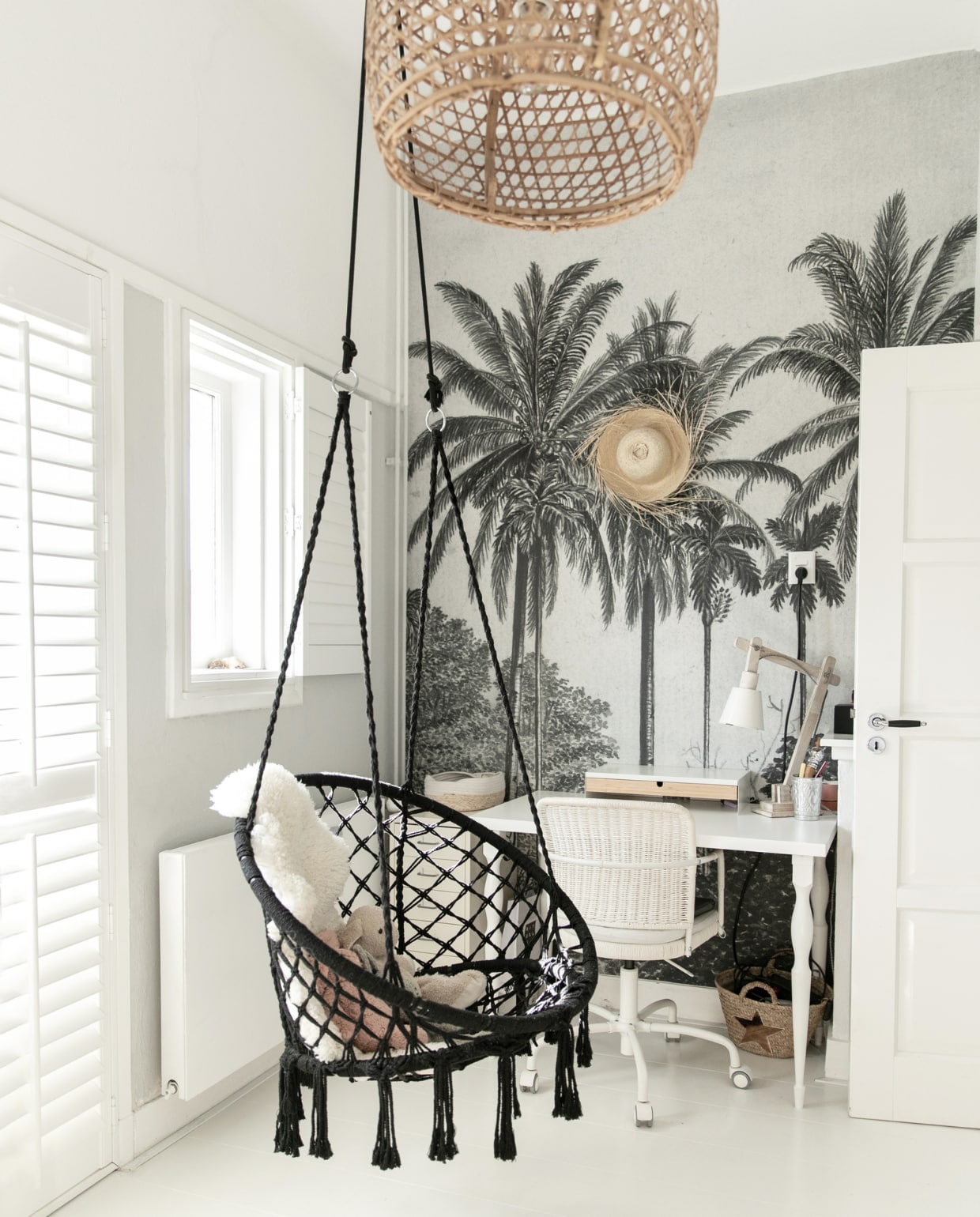 Behang Karwei, hangstoel Xenos, bureaustoel Ikea, wit gelakte eikenhouten vloer, wandkleur Ral 9010. Overig onbekend. vtwonen 04-2023 | fotografie Monique Koelman