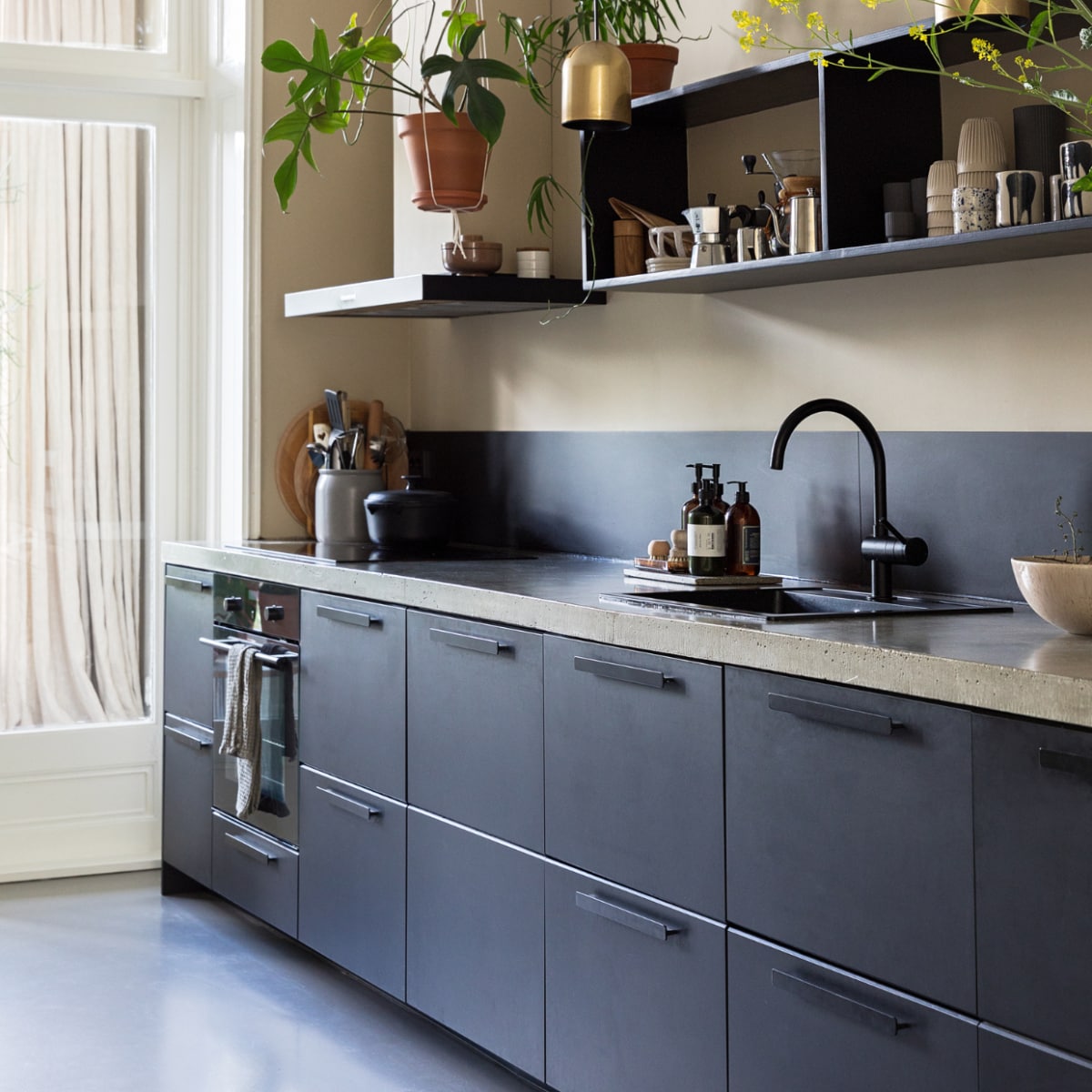 Keuken Ikea met zelfgegoten betonnen blad. Wandkast zelfgemaakt. Lampen kringloop. Overig via Nørd Conceptstore. vtwonen 10-2022 | Styling Ilona Jongepier | Fotografie Dana van Leeuwen