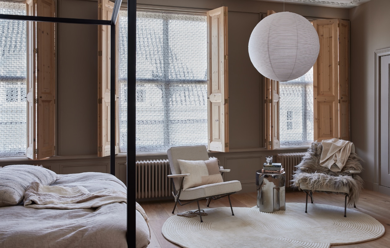 Hergebruikte houten luiken, prijs op aanvraag (). Opengewerkte polyester stof van Chivasso, hier toegepast als banier, kamerhoog 300 cm, per meter € 147,50 (jab.de). Stalen bedframe De Loft, 200x180x200 (lxbxh) € 1095,- (mattsleeps.com). Houtverf Sahara Dust, per liter € 55,75 (pure-original.com). Linnen dekbedovertrekset Amanda, 240x220 cm € 129,- (jotex). Sprei Part van Ferm Living, katoen en linnen € 299,-, kussen Part van Ferm Living, katoen en linnen € 75,-, lampenkap Rice Paper Shade van Hay, 80 cm (Ø) € 78,99, vloerkleed Zen van Bolia, wol en katoen, 240x180 cm € 1294,- (vtwonen.be/shop). Stenen bijzettafel, 35x45 cm (Øxh) € 195,- (hkliving). Schapenvacht, wol en vilt € 95,- (natuurlijkvanmij). Gekleurd drinkglas, set van 6 € 119,- (polspotten). Witte blouse, prijs op aanvraag (madsnorgaard.com). Boeken, slippers en vintage fauteuils van Koene Oberman voor Gelderland privébezit. vtwonen 05-2023 | styling Marianne Luning | fotografie Alexander van Berge