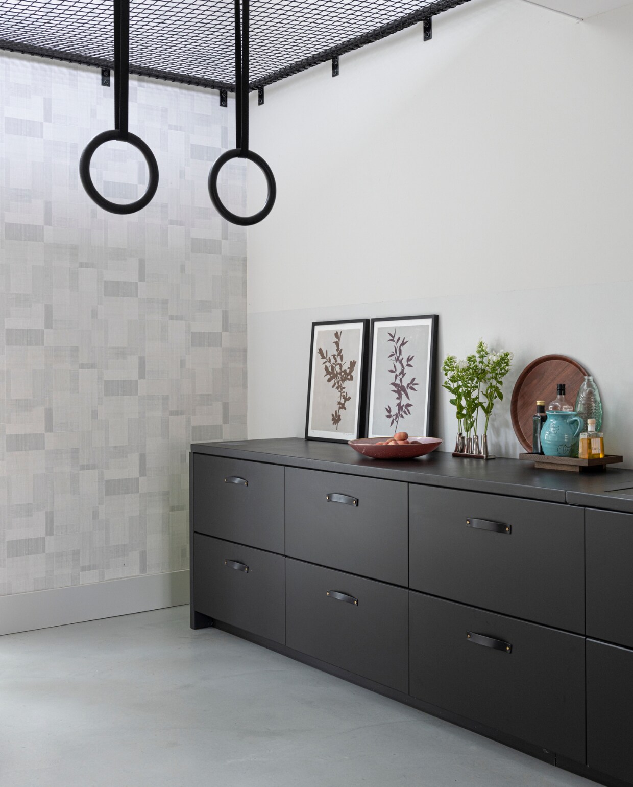 Speelnet gebouwd door bouwbedrijf Klomp. Net van Van Beelen NTN. Op de vloer Ultratop in betonlook, behang op muur rond raam Norrköping Engblad &amp; Co. Keukenkasten en fronten Kungsbacka Ikea. Vezelcementplaat door Evolve via Leurs Interieurbouw. Roze fruitschaal, leren ladegrepen Loods 5. Lijsten Printedplant. Zilveren vaasje kringloop. Rond houten dienblad H&amp;M Home. Vierkant dienblad, blauwe kan Ikea. Zwarte ringen bol.com. vtwonen 07-2021 | styling Sharon Roest | fotografie Caroline Martinot