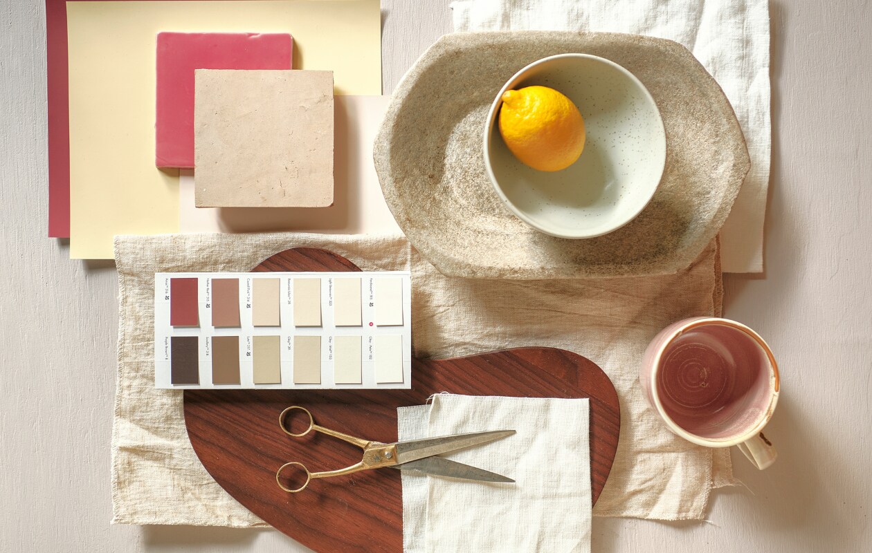 Offwhite linnen gordijnstof Abel Off 0411491, per meter € 24,- (kwantum). Linnen gordijnstof Pure White en linnen gordijnstof Sea Shell, prijs op aanvraag (bymolle.com). Roze Spaanse tegel Azulejos Rosa, 10x10 cm € 99,50, ongeglazuurde Marokkaanse tegel Zellige Naturel, 10x10 cm € 79,50 (designtegels). Rozerode verfstaal Eating Room Red, gele verfstaal Green Ground, lichtroze verfstaal Calamine (farrow-ball.com). Verfstalenkaart (littlegreene). Roze mok Rustic € 9,95 (hkliving.com). Essenhouten snijplank Cairn van Ferm Living, set van 3 € 135,-, wit-bruine kom Midi van Ferm Living uit set van 3 € 79,- (vtwonen.be/shop). Schaar en schaal van natuursteen privébezit. vtwonen 05-2023 | styling Marlies Does | fotografie Sjoerd Eickmans | assistentie Mandy Kimmijzer