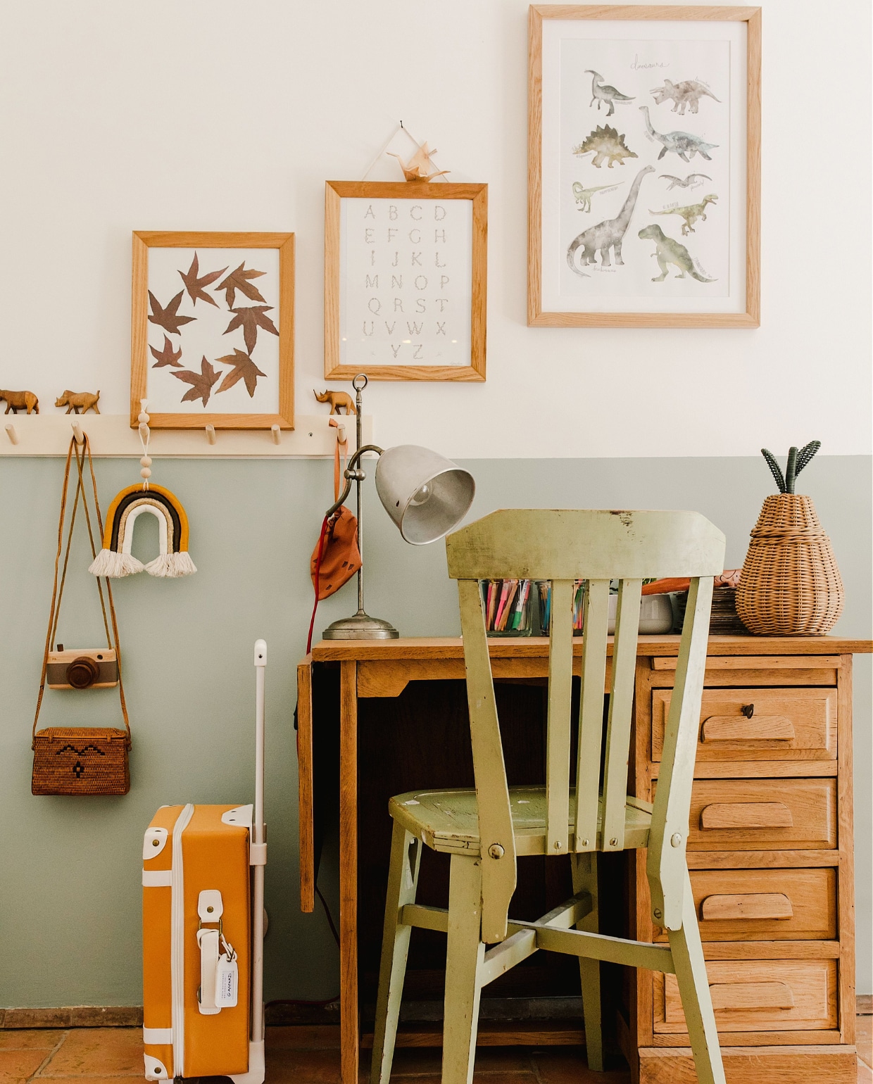 Muurverf Green Blue van Farrow &amp; Ball. Schoolbureau vintage vondst. Lamp en stoel uit de familie. Koffertje Olli Ella. Print dinosaurus Juniqe, overige zelf-gemaakt. vtwonen special binnenkijken 171-2022 | productie The Sisters Agency | fotografie en styling Marta Puglia