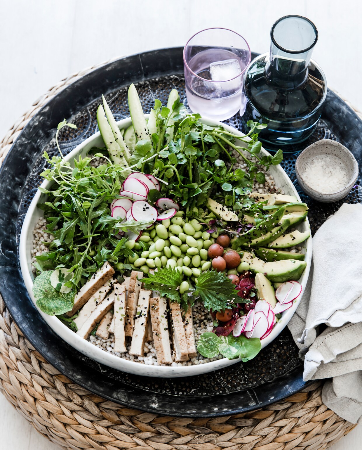 Vintage servies verzameld door de jaren heen. vtwonen special binnenkijken 2022 | productie Living Inside | fotografie Maree Homer