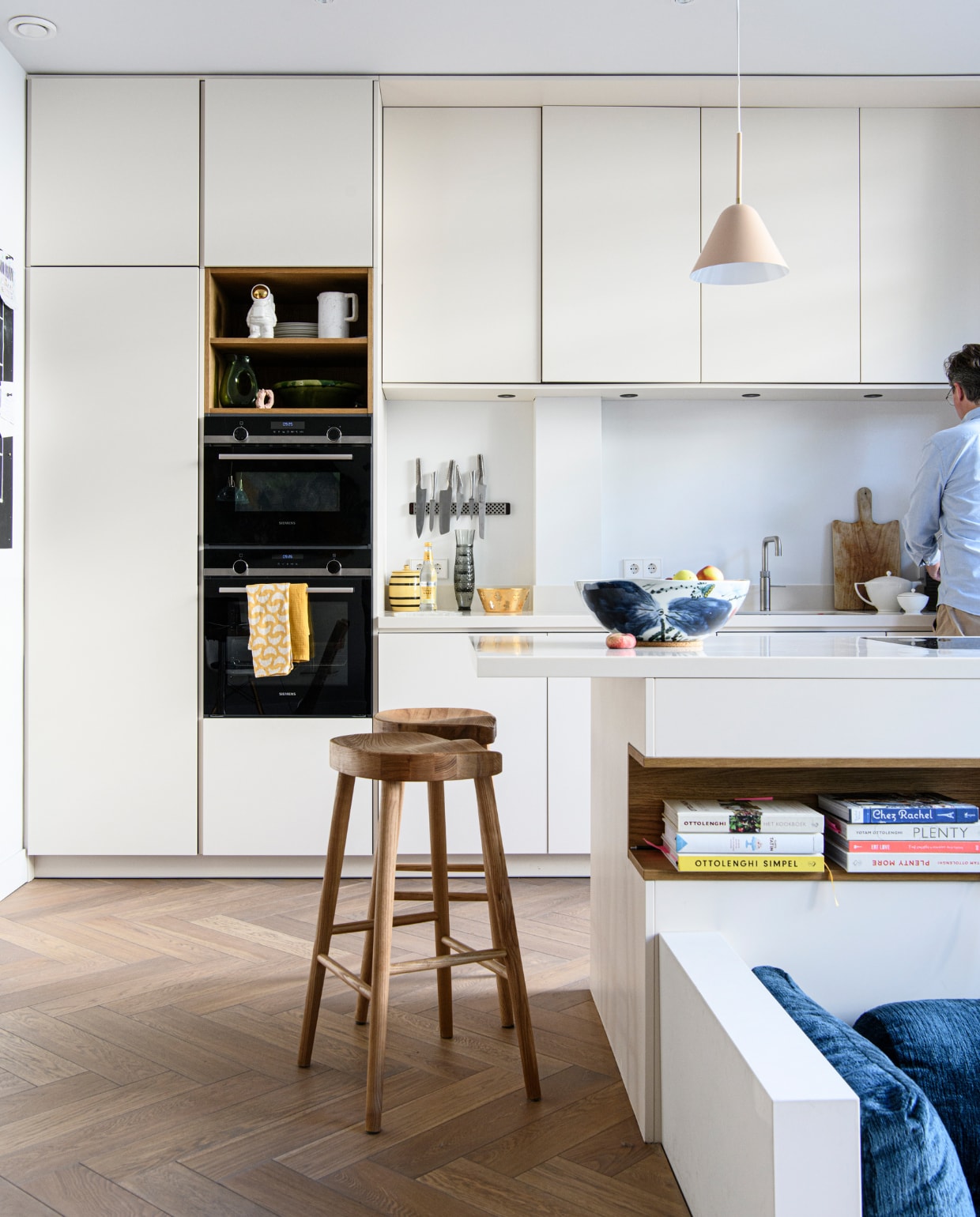 Keuken Atelier Blender, oven Siemens, theedoeken Hema. Hanglamp La Redoute, krukken Zara Home. Vaas astronaut Seletti-replica, gestapelde glazen Koifish van Doiy Design, gouden schaal Alessi, theepot Jasper Conran voor Wedgwood. Overig onbekend. vtwonen 04-2023 | productie Insidehomepage | styling Inge van Lieshout | fotografie Louis Lemaire