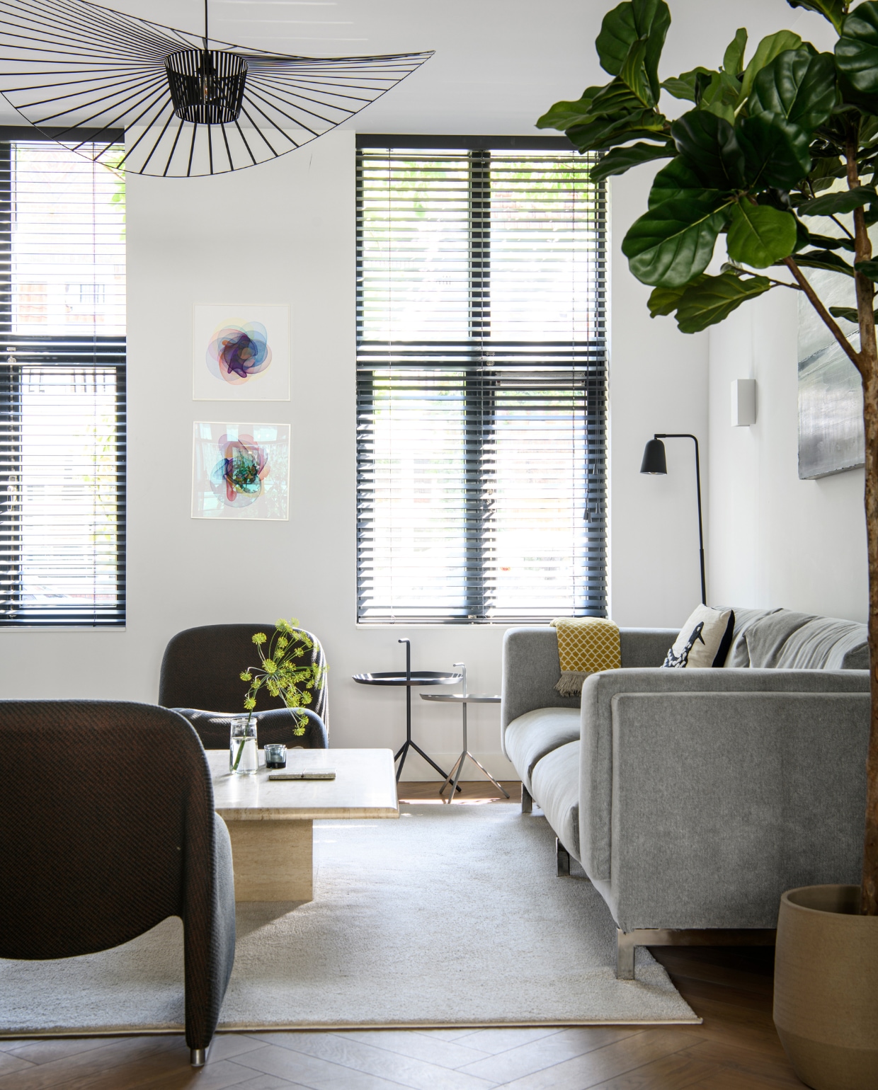 Stoelen Alky Chair van Artifort, bank Ikea, plaid Claudi, kussen House Doctor, vloerkleed Flycarpets,salontafel Marktplaats. Hanglamp Vertigo van Petite Friture, raambekleding Kniphal Amsterdam, vloerlamp Light &amp; Living, bijzettafels Hay. Kunstwerk Anke Roder. Overig onbekend. 3 Hanglamp Hay, print Etsy, bed Ikea, beddengoed Ferm Living, kussen Lime-Light, kussen dier Wehkamp. Muurverf Bone China Blue van Little Greene. vtwonen 04-2023 | productie Insidehomepage | styling Inge van Lieshout | fotografie Louis Lemaire