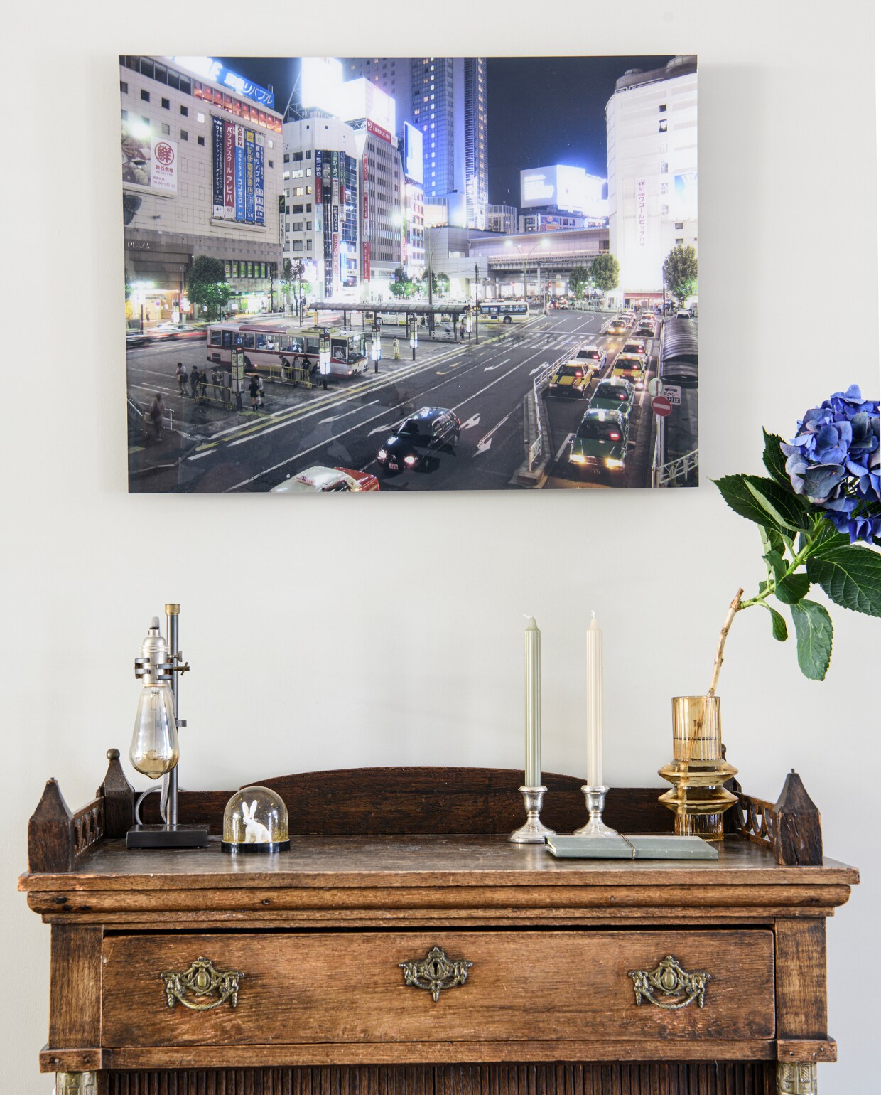 Kast erfstuk, vaas Things I Like Things I Love, foto door Hein gemaakt in Tokio, kandelaars cadeau gekregen. Overig onbekend. vtwonen 04-2023 | productie Insidehomepage | styling Inge van Lieshout | fotografie Louis Lemaire