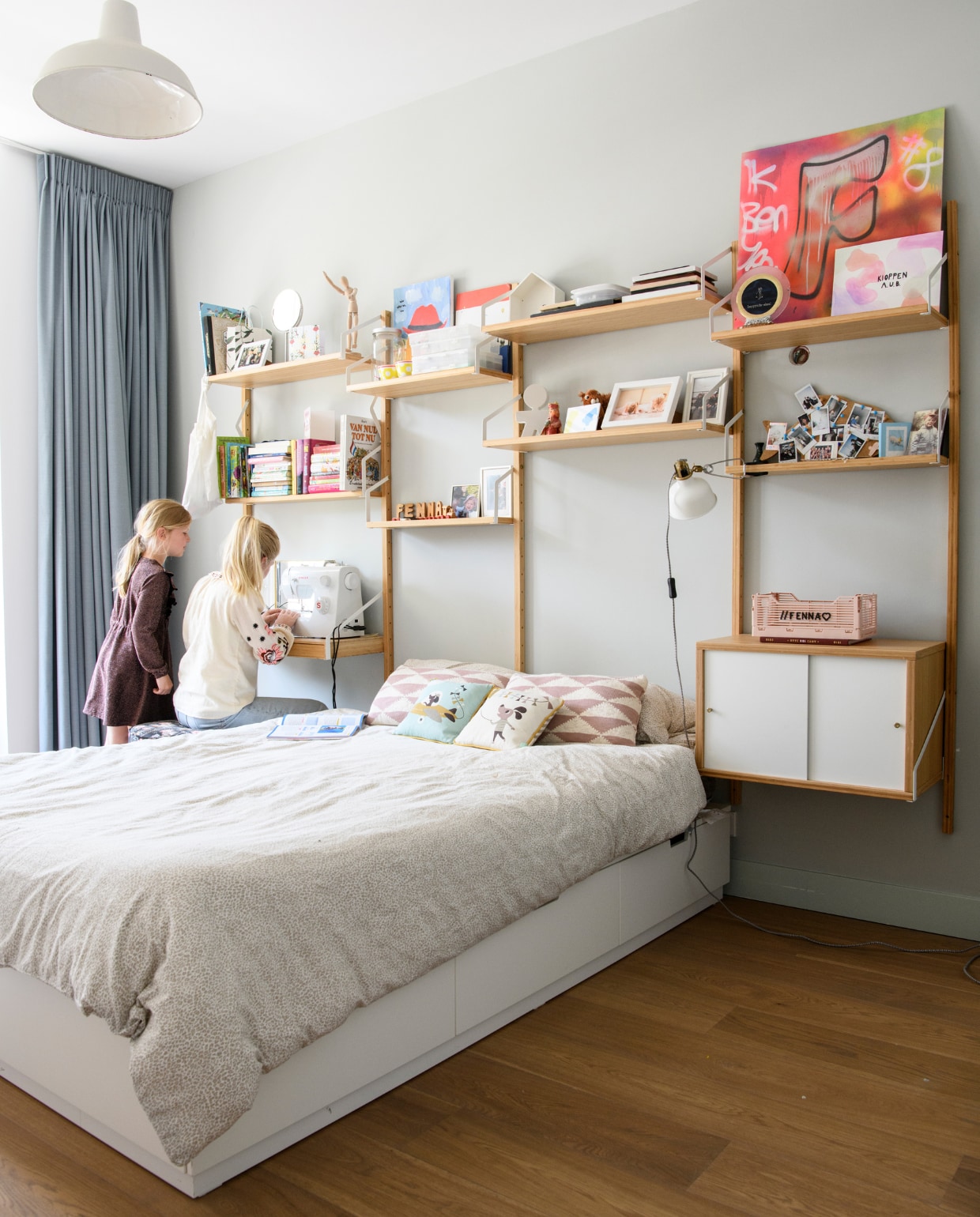 Bed Ikea, beddengoed H&amp;M Home, kussens Lime-Light, kleine kussens Ferm Living, wandrek Ikea, gordijnen Kniphal Amsterdam. Overig onbekend. vtwonen 04-2023 | productie Insidehomepage | styling Inge van Lieshout | fotografie Louis Lemaire