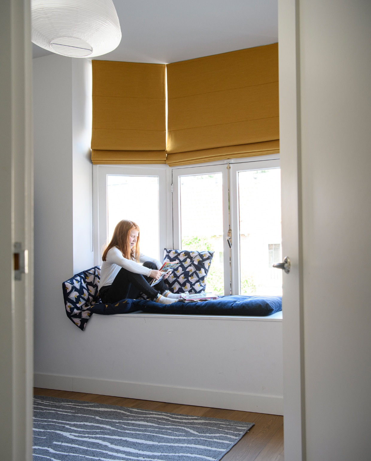 Vloerkleed Ikea, hanglamp Hay, vouwgordijnen Kniphal Amsterdam, kussens &amp;Klevering. vtwonen 04-2023 | productie Insidehomepage | styling Inge van Lieshout | fotografie Louis Lemaire