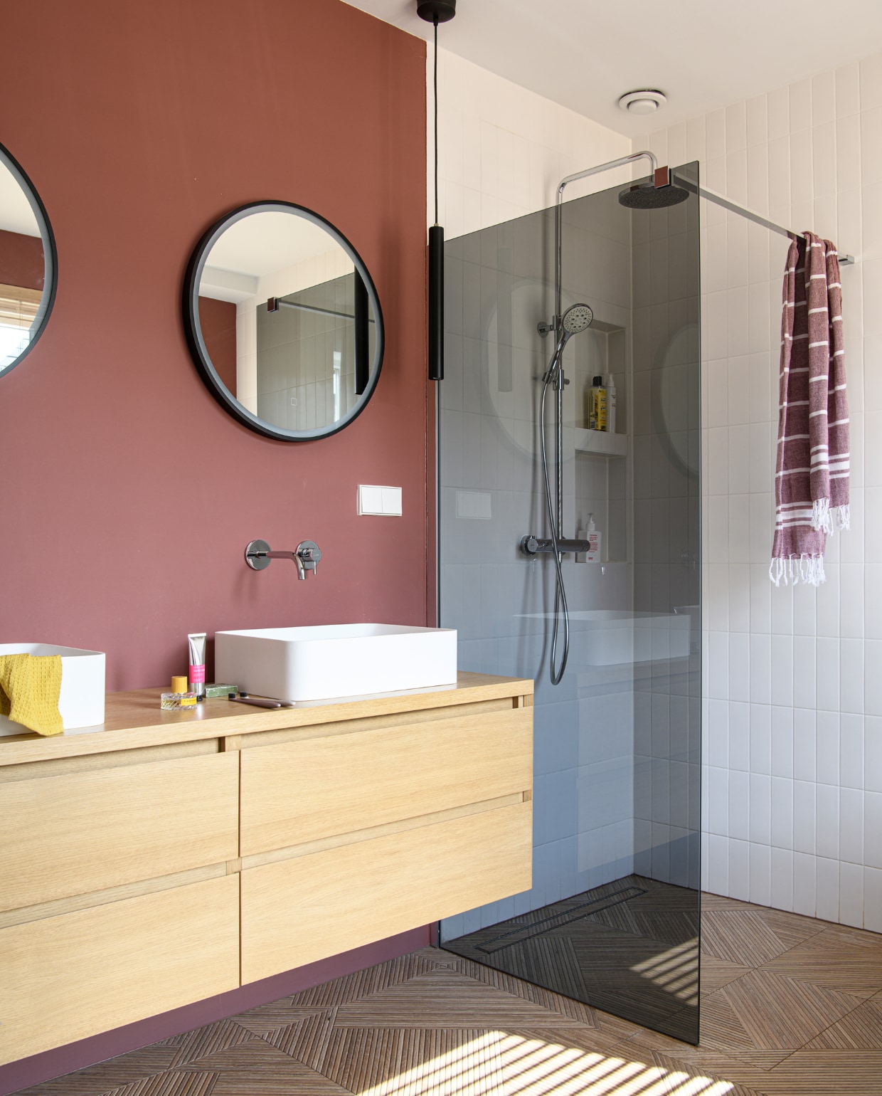 Kraan en regendouche Hotbath, spiegels Arleta van Bellanti, hanglamp Looox, muurverf Ashes of Roses van Little Greene. Overig onbekend. vtwonen 04-2023 | productie Insidehomepage | styling Inge van Lieshout | fotografie Louis Lemaire