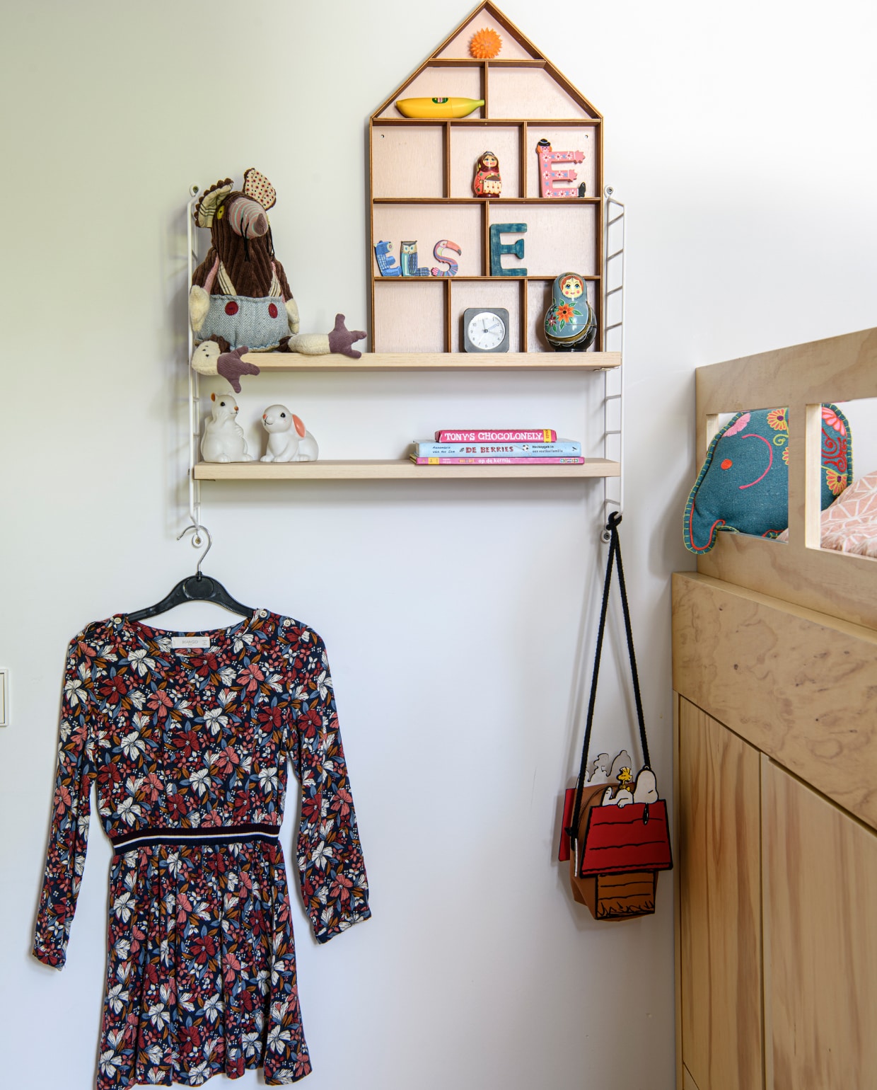 Wandsysteem String, knuffels Les Déglingos. Overig onbekend. vtwonen 04-2023 | productie Insidehomepage | styling Inge van Lieshout | fotografie Louis Lemaire
