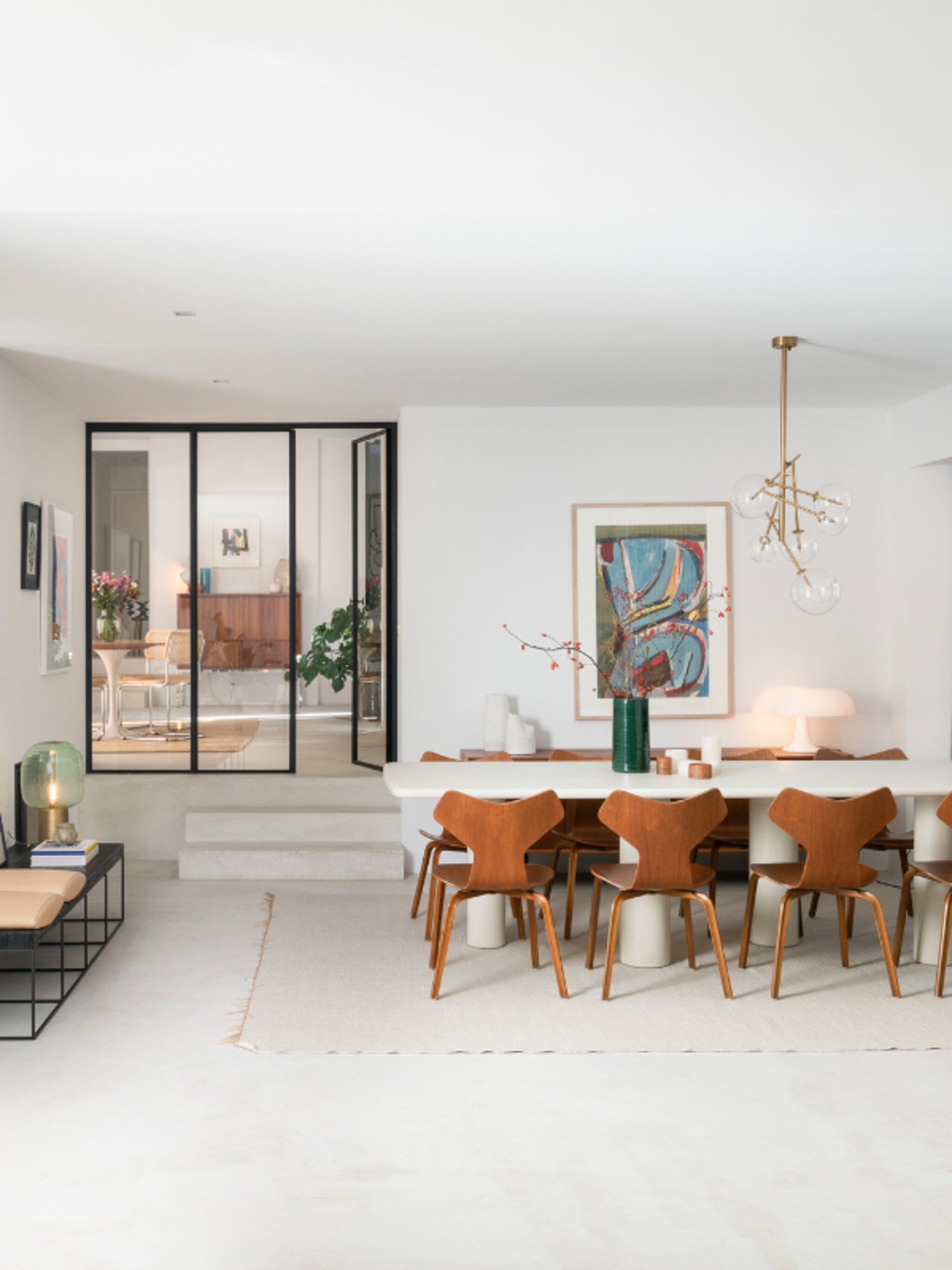 in deze jaren 70 bungalow stralen meubels en kunstwerken door de neutrale basis