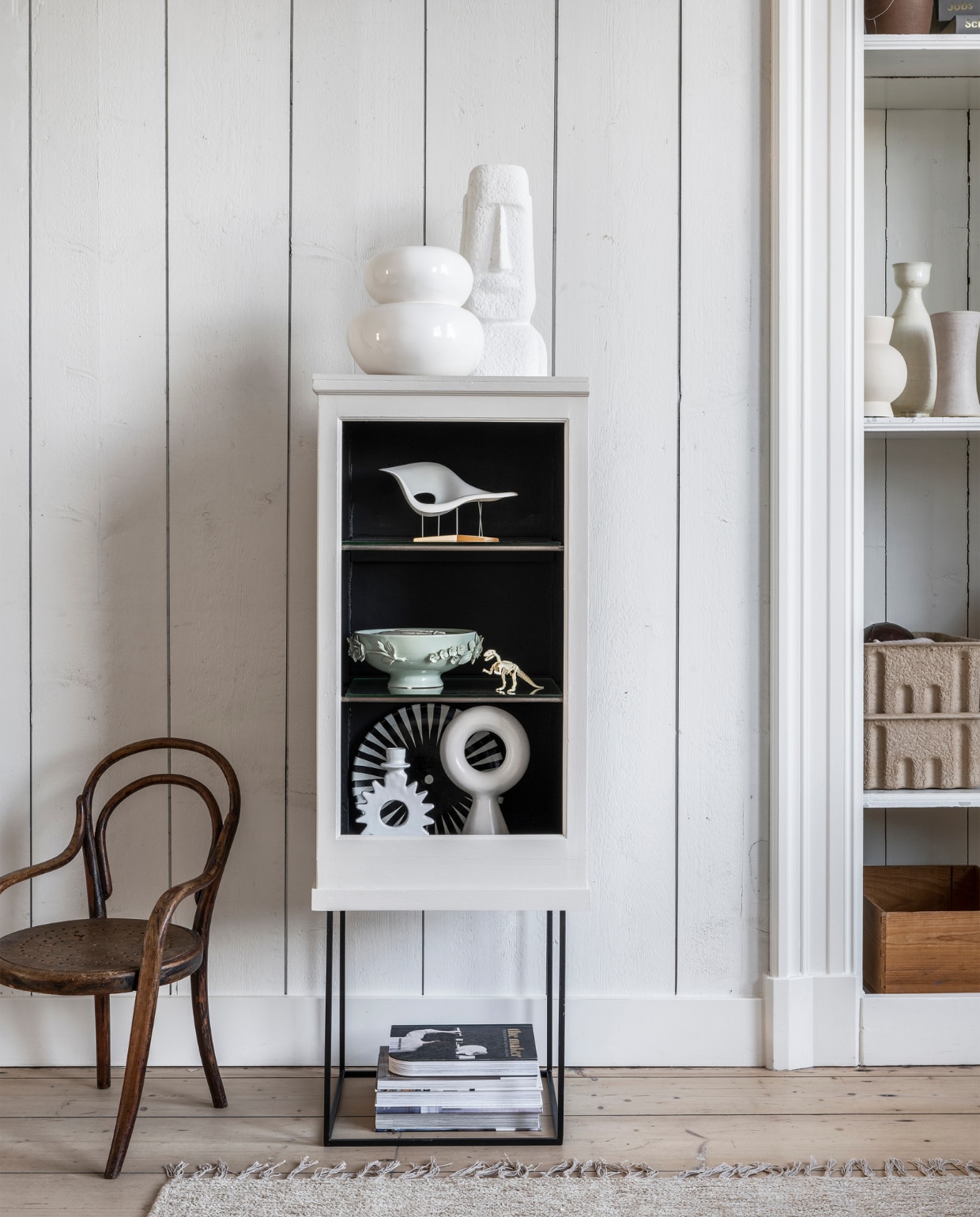 Houtverf New Chalk (histor.nl). Vaas op de wandkast Pebbles van Urban Nature Culture € 41,95, ecomix ornament Sculpture Face van vtwonen, bijzettafel Fera van Blomus, per 2 € 199,- (vtwonen.be). Schaalmodel stoel Eames € 125,-, schaal € 17,50 (neeflouis.nl), bord € 75,95, kandelaar ster € 29,95 (householdhardware.nl). Overig privébezit. vtwonen 04-2023 |  Styling Fietje Bruijn &amp; Sanne Ketelaar | fotografie Stan Koolen &amp; Peggy Janssen