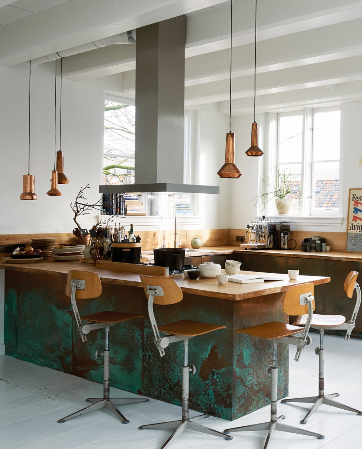 Keuken U-vorm met koperen platen en beklede kastjes. vtverbouwen 05-2020 | Fotografie Dennis Brandsma