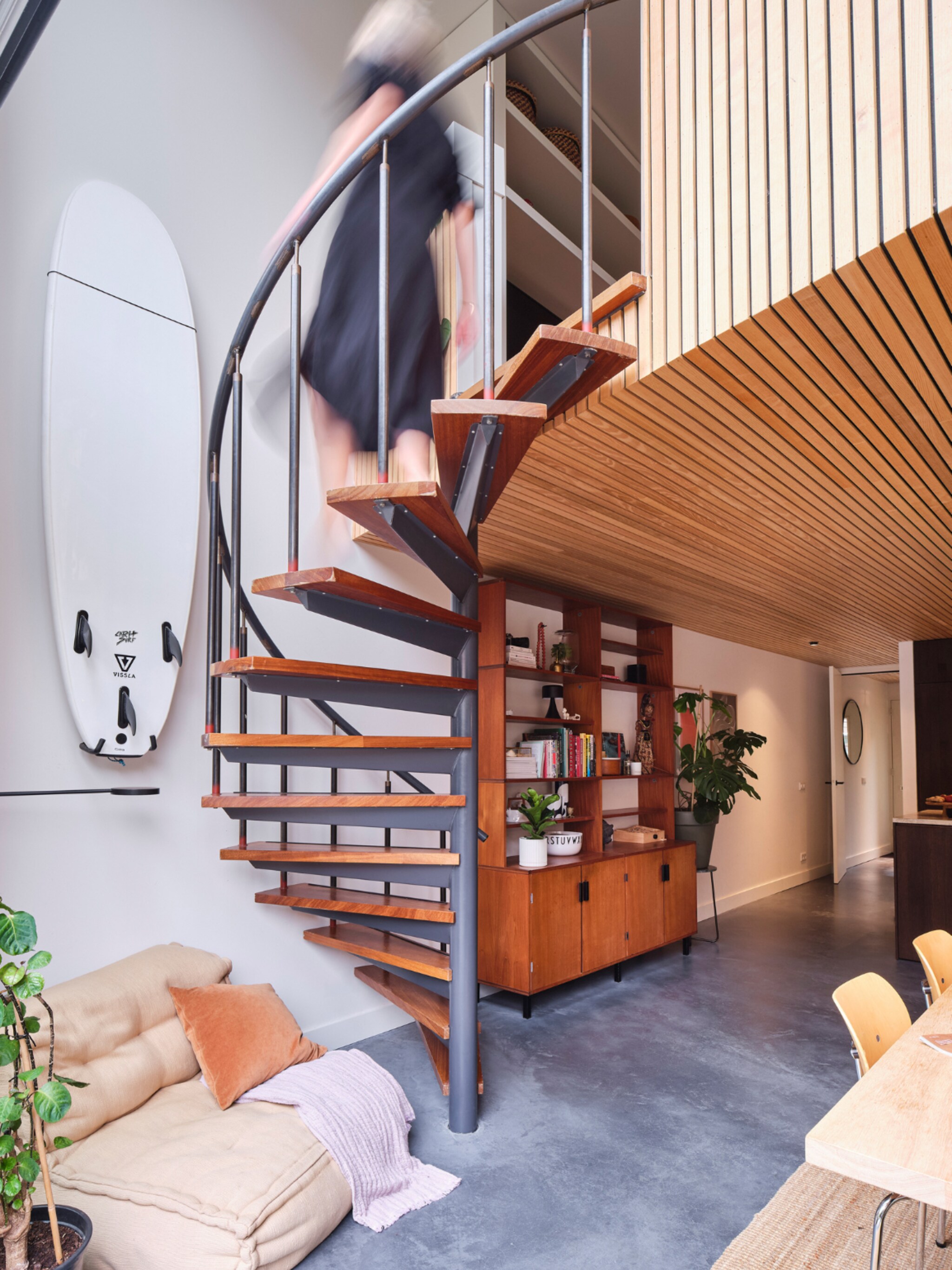 binnenkijken in een mid century woning met een moderne touch in tilburg