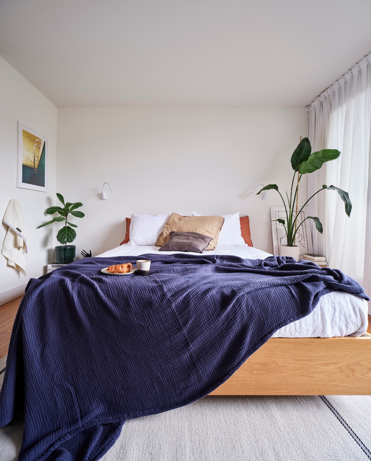 Bed Wehkamp. Beddengoed VanDyck. Plaid en linnen hoezen H&amp;M Home. Wandlampen Flinders. Vloerkleed Perletta. Kunstprint Democratic Gallery. vtwonen special binnenkijken 03-2023 | fotografie Rene van der Hulst