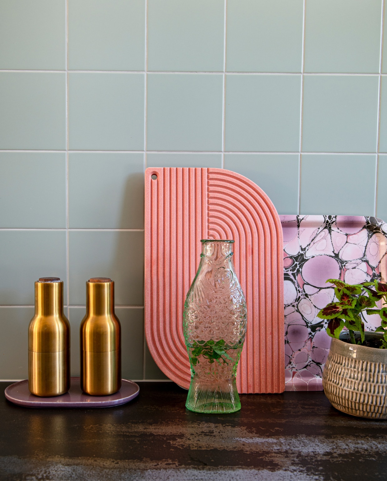 Peper- en zoutmolen Menu, snijplank Wye Design, dienblad Prchtg, viskaraf Fonq, pot onbekend, tegels Global Collection van Mosa Tiles, aanrecht Dekton Trilium van Cosentino. vtwonen 05-2023 | productie De Binnenkijkers | styling Jeske Weel | fotografie Caroline Coehorst