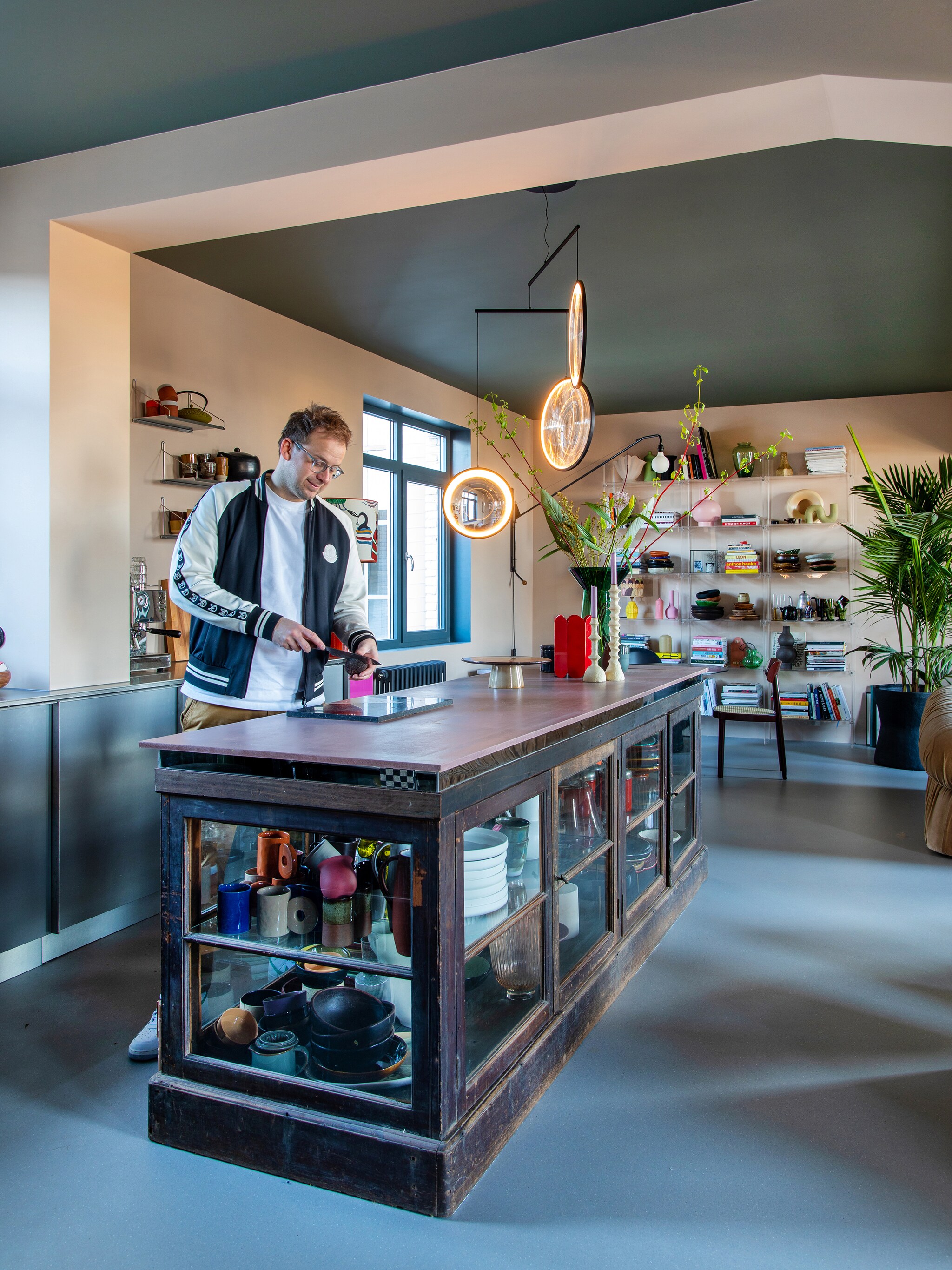 binnenkijken in het stadsappartement van interieurstylist theo bert pot ik zal altijd blijven schuiven met meubels en accessoires