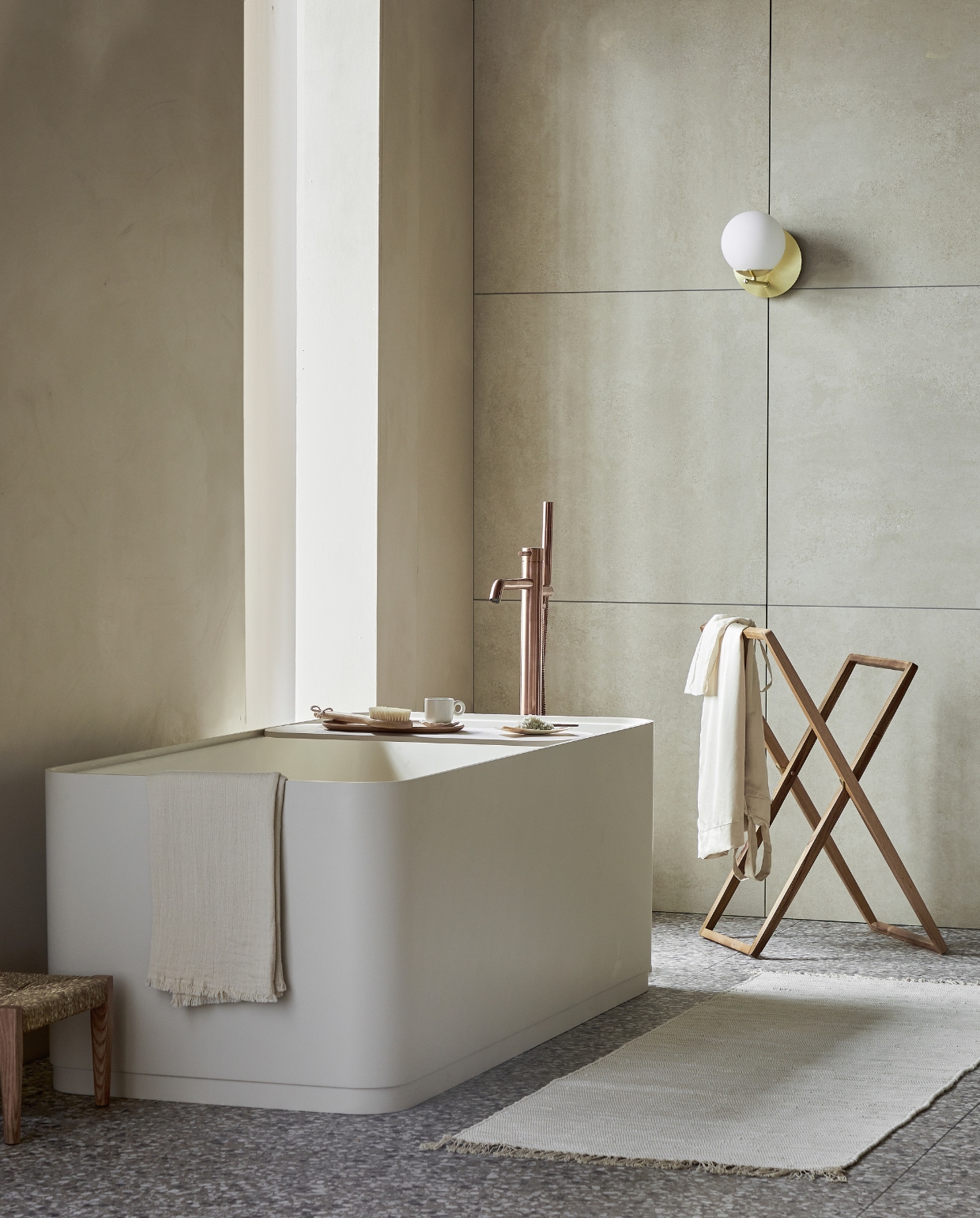 Top solid bad Soft Edge in zand inclusief plateau, 160x73x59,5 cm (lxbxh), 200 liter ( ), ook in wit, grijs en zwart. Vloer: vloer- en wandtegel Terrazzo Clay Flakes, 90x90 cm ( ). Achterwand: vloer- en wandtegel Raw Sand Mat, 80x80 cm ( ). M.m.v. plieger.nl (badkraan Roma), vestingh.nl (muurverf Ibiza Rush van Lab Paint), vtwonen.nl/shop (wandlamp van Trio), zarahome.com (kledingrek, dienblad, zeepschaaltje, kruk), dille-kamille.nl (wasborstel, badzout), hm.com (handdoek, badmat, kopje). Overig privébezit. Beeld vtwonen 05-2023 | productie Tanja Saarberg | styling Sanne Ketelaar | fotografie Peggy Janssen