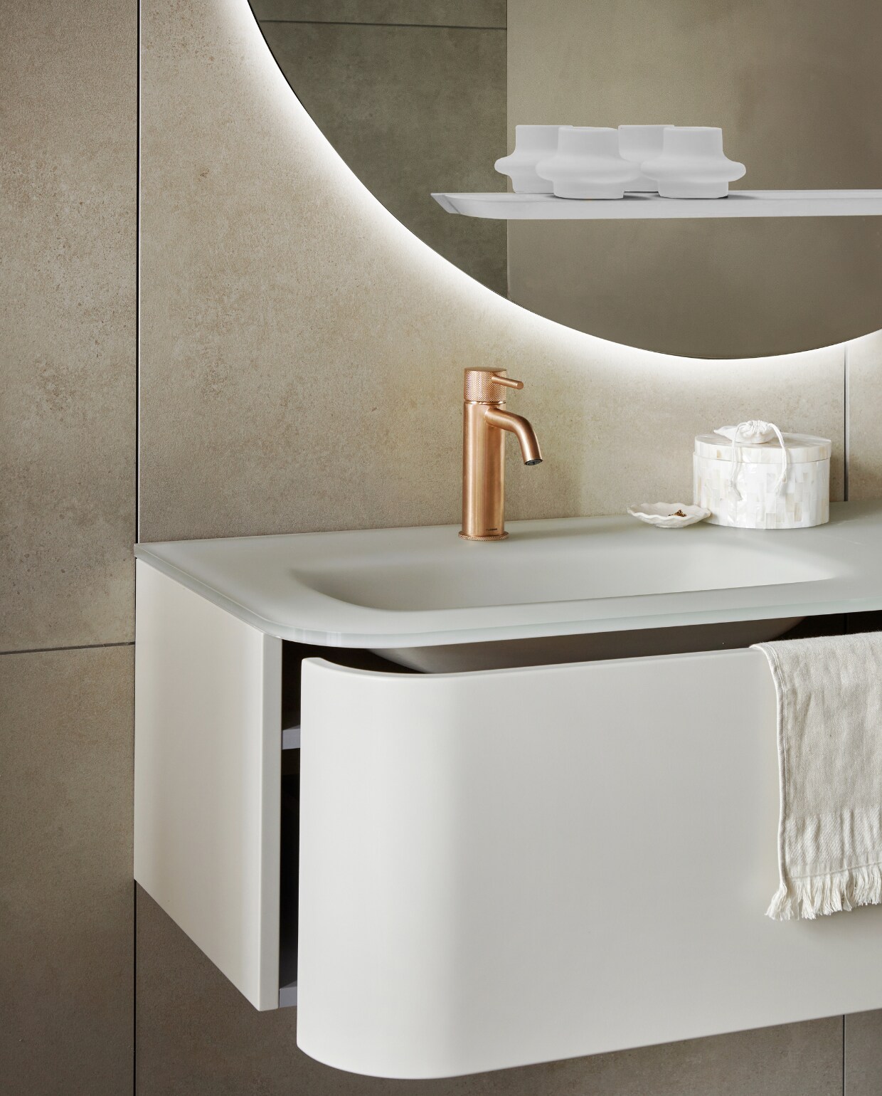 Spiegel Reflect, inclusief ledlicht en condensvrij, 120 cm (�), ook in 80 cm (�). Top solid onderkast Bend in zand met push to open-systeem, 130x48x31 cm (bxdxh), ook in 31x90x48 cm. Vloer- en wandtegel Raw Sand Mat, 80x80 cm. M.m.v. plieger.nl (wastafelkranen Roma), zarahome.com (pot met deksel, schaaltje), hm.com (handdoek). Overig priv�bezit. Beeld vtwonen 05-2023 | productie Tanja Saarberg | styling Sanne Ketelaar | fotografie Peggy Janssen