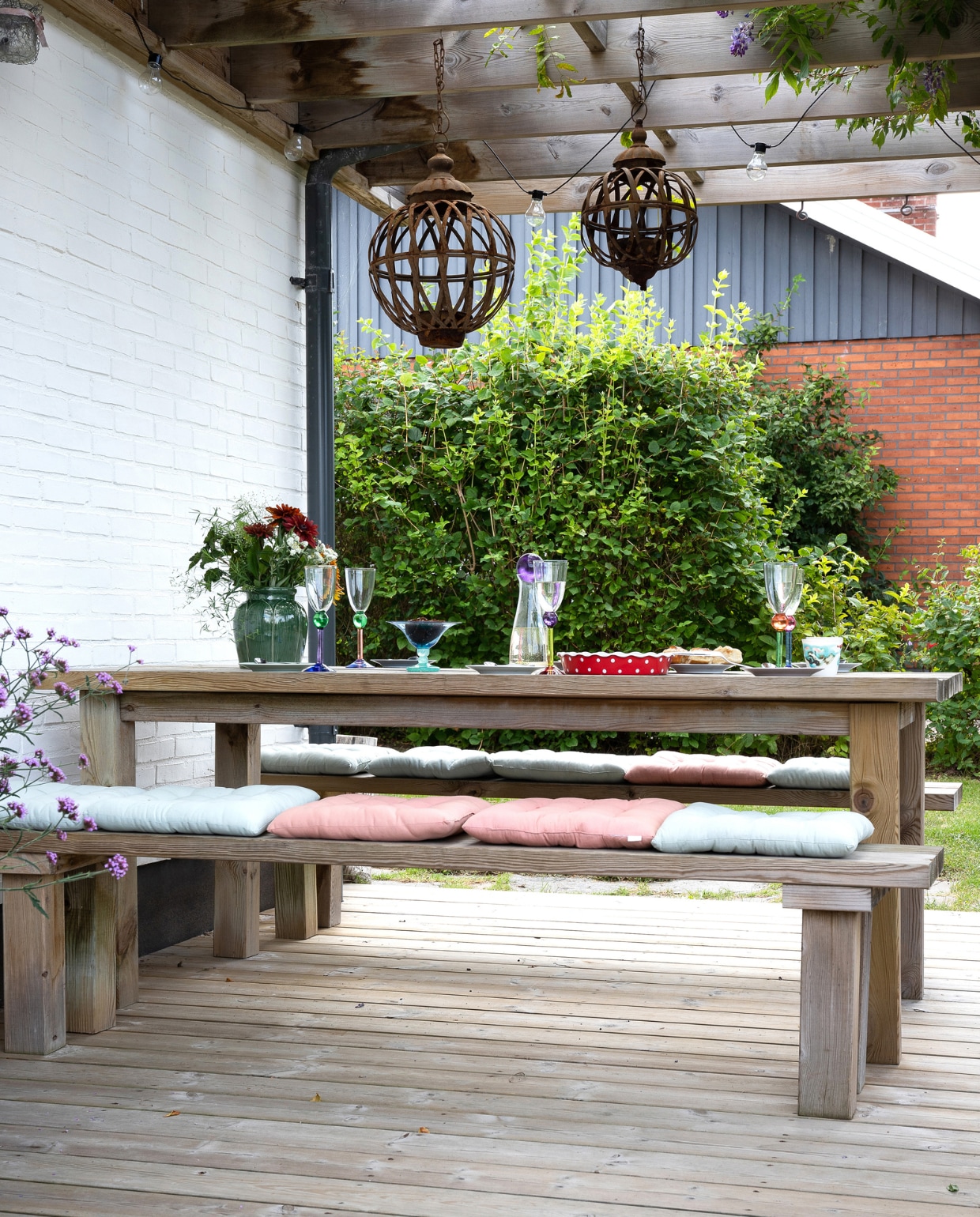 De buitenmeubels maakte Annie zelf met overgebleven hout van de terrasconstructie. vtwonen special tuin 08 | productie House of Pictures | fotografie Anna Örnberg