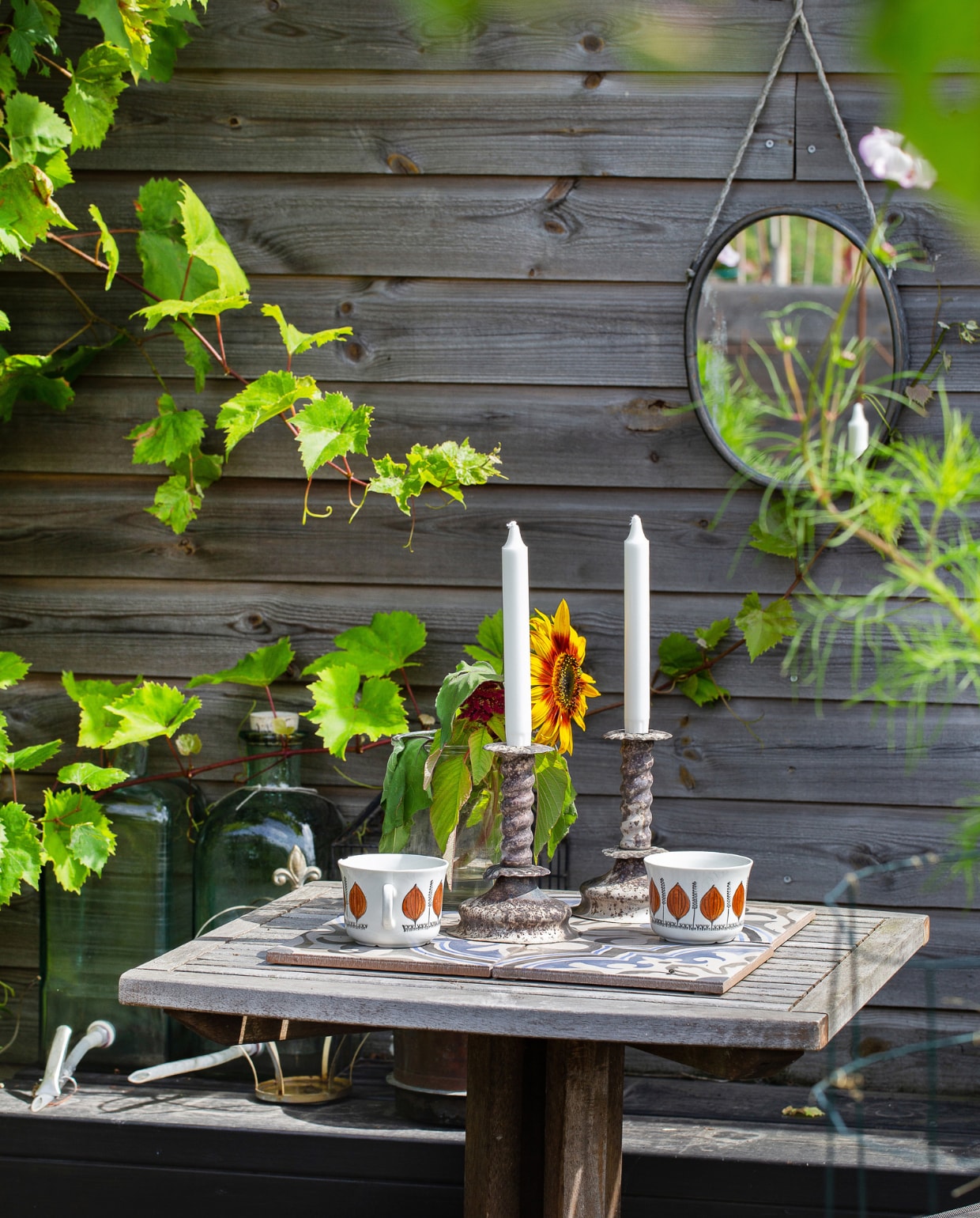 Annies moestuin heeft een zithoek, waar ze tussen de spinazie van een kop koffie kan genieten. vtwonen special tuin 08 | productie House of Pictures | fotografie Anna Örnberg