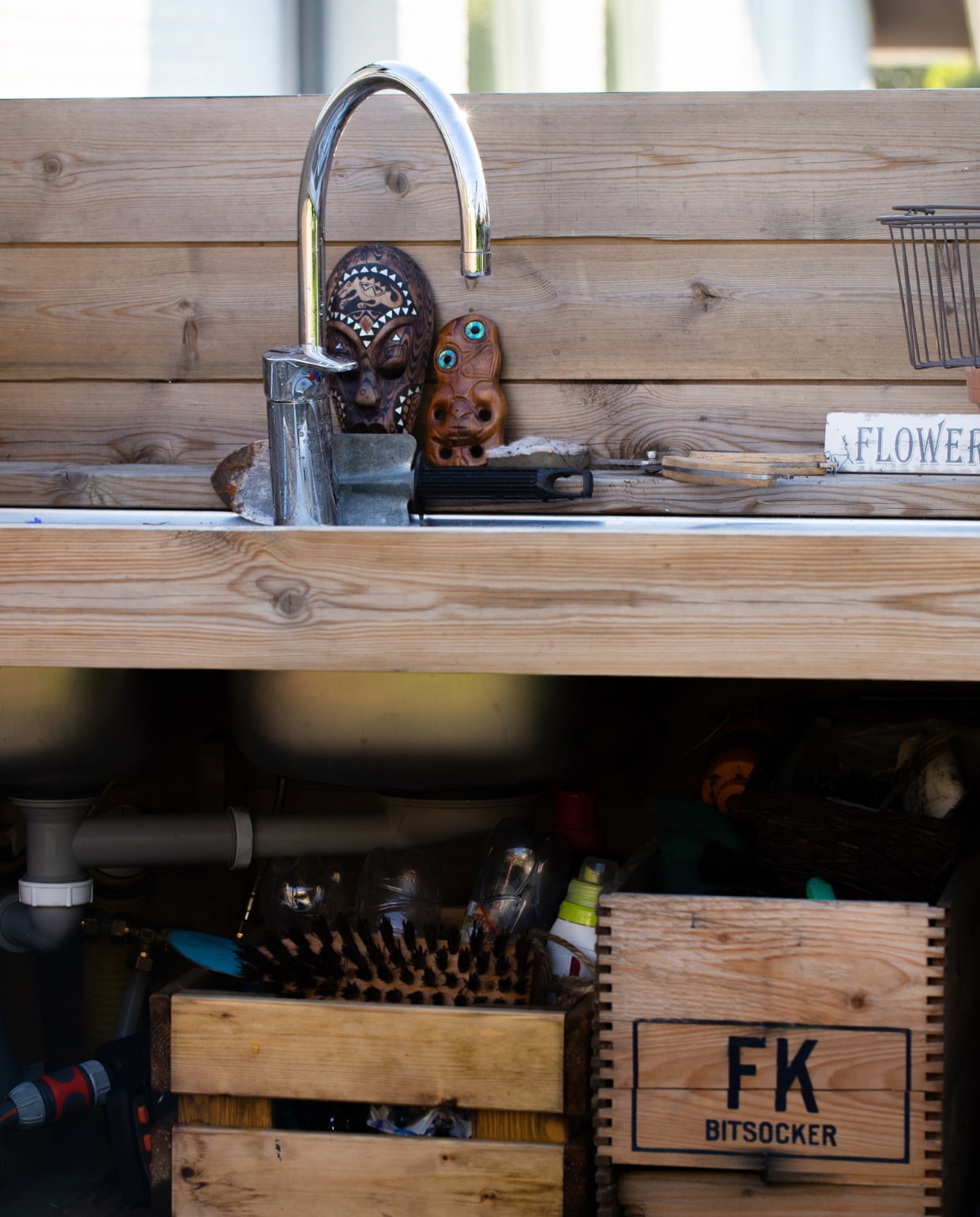 Van een oude wasbak maakte Annie een werkbank met een kraan om haar handen te kunnen wassen en de oogst te spoelen. vtwonen special tuin 08 | productie House of Pictures | fotografie Anna Örnberg
