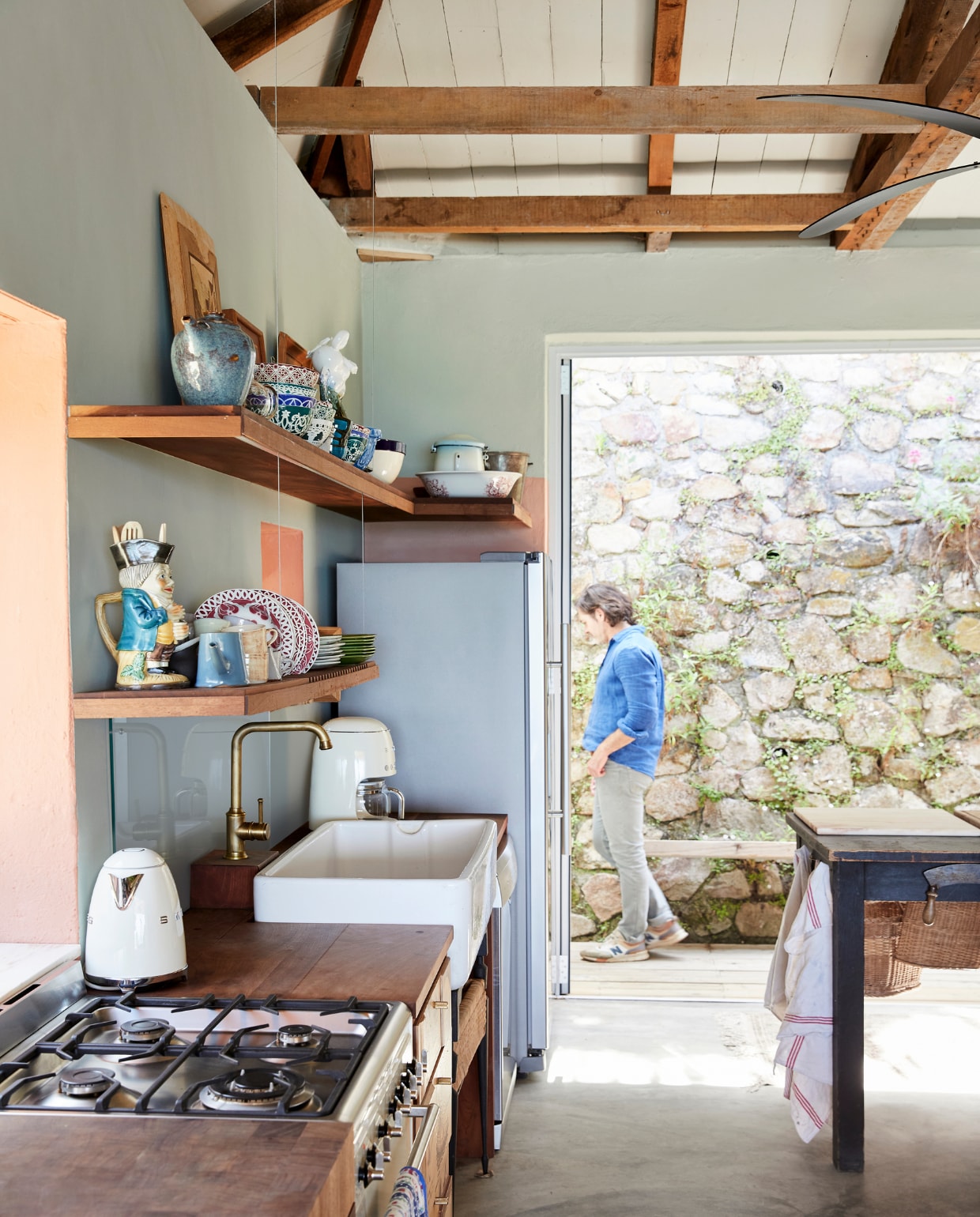 Keuken getimmerd van hergebruikt hout door Timeless Timbers. Wasbak Railway House, kranen Bathrooms 4U. Keukenapparatuur Smeg. Hanglamp Koöperasie Stories. Tafel en stoelen tweedehands. Overig onbekend. vtwonen special binnenkijken 2022 | productie Bureaux | fotografie Warren Heath