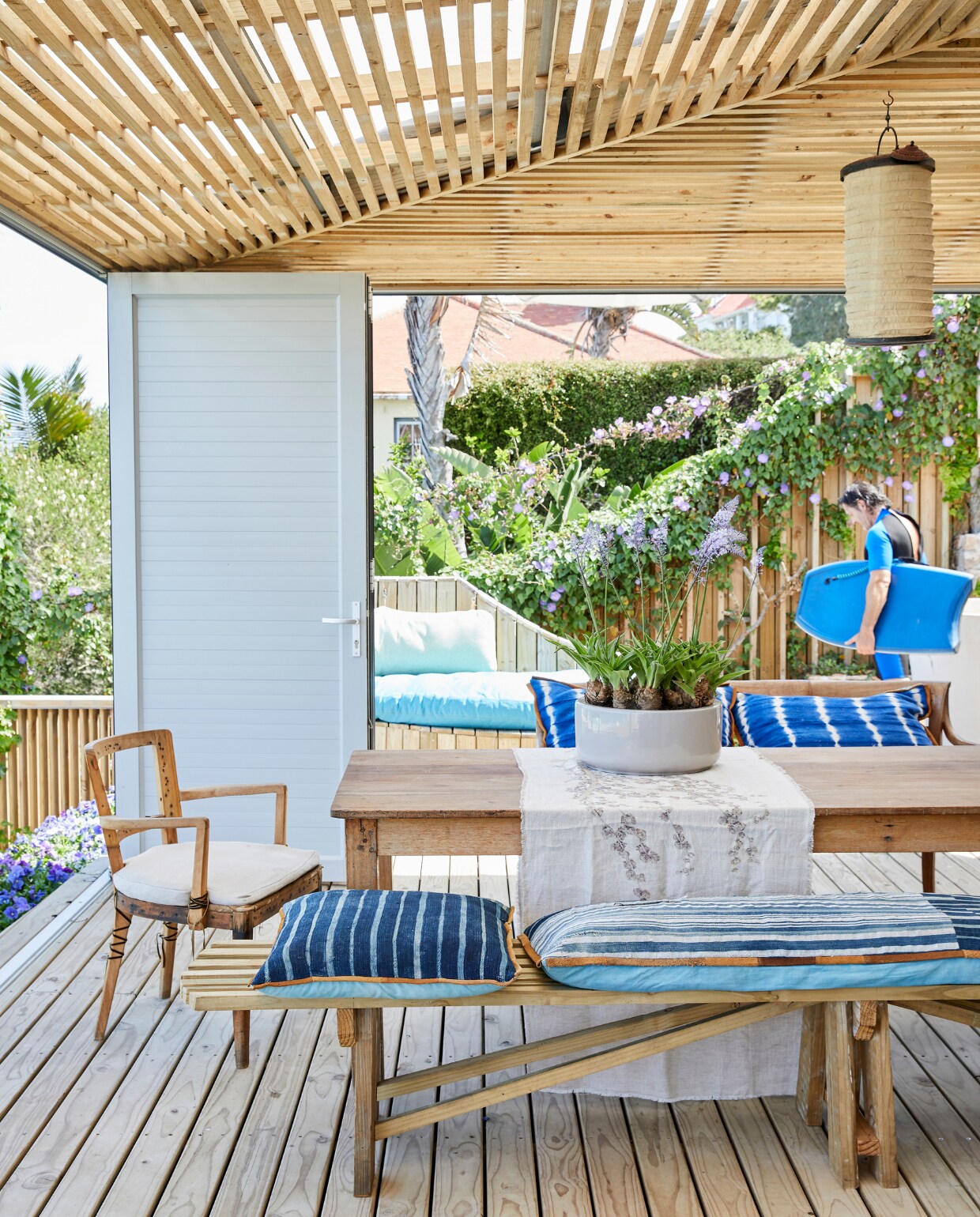 Bankje zelfgemaakt. Tafel en kussens Koöperasie Stories. Stoel vintage. Tafelloper Studio Isobel Sippel. Plantenbak Okasie. vtwonen special binnenkijken 2022 | productie Bureaux | fotografie Warren Heath