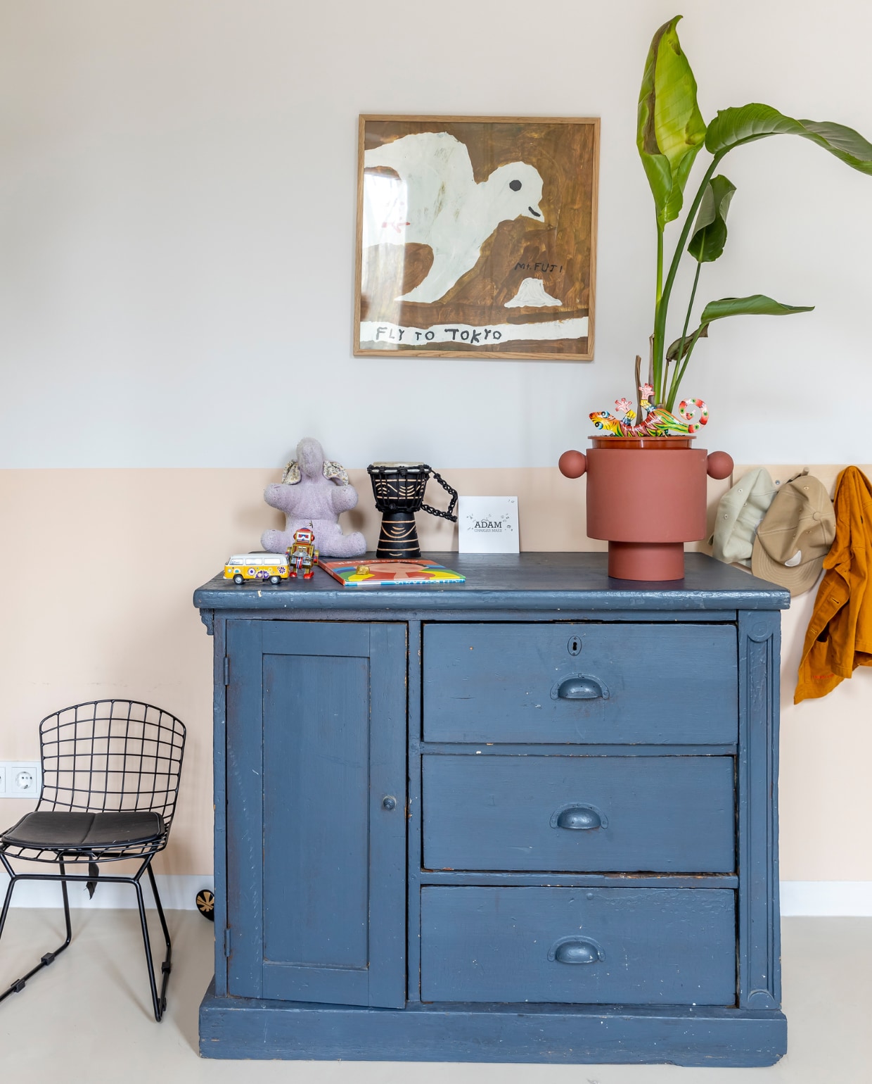 Kast Marktplaats, kinderstoel KidsDepot, poster Fabrek, pot en plant Green Bubble. Overig onbekend. Muurverf onderkant E1.12.76 en bovenkant FN.01.81 van Sikkens. vtwonen 05-2023 | fotografie Henny van Belkom