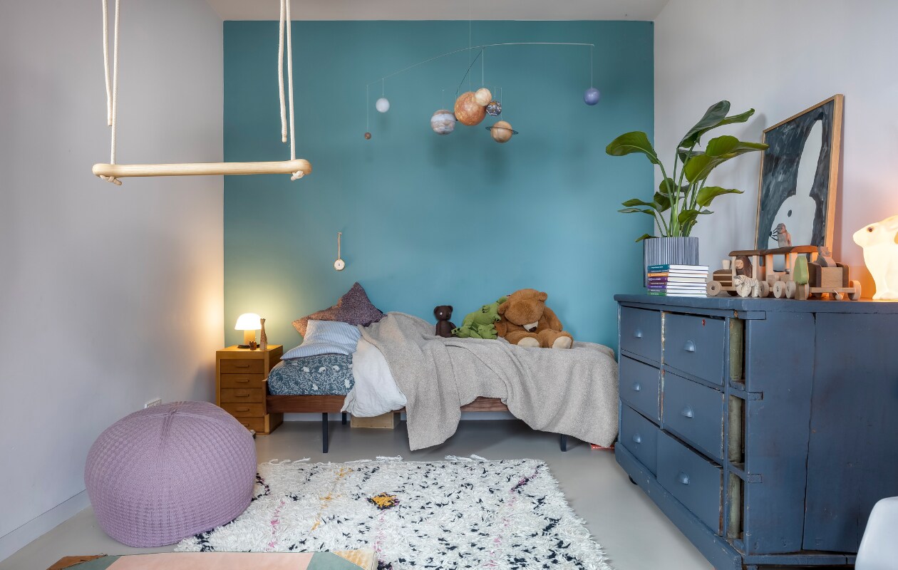 Muurverf P2.15.51 van Sikkens, schommel Lillagunga, bed en kast Marktplaats, plaid Atelier Pomme, tafellamp &amp;Klevering, mobile Lidor, print Fabrek, nachtkastje erfstuk. Overig onbekend. vtwonen 05-2023 | fotografie Henny van Belkom