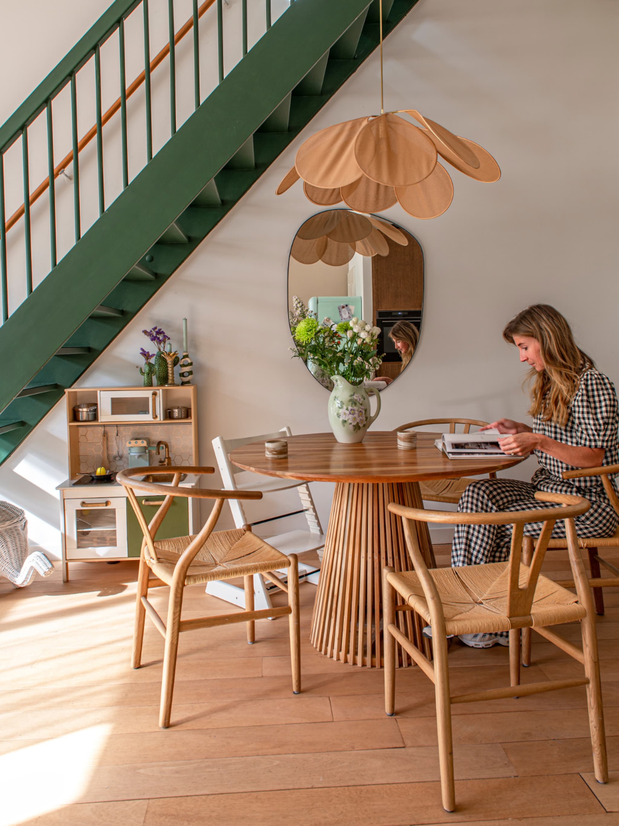 binnenkijken in een tussenwoning vol sfeer in amsterdam